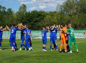 Струмска Слава победи Германея (Сапарева баня) с 3:2 в мач от 1 кръг на Югозападната Трета лига. Успехът не беше лесен, като Славата на два пъти догонваше в резултата, но направи два обрата и спечели трите точки. Първите ситуации бяха за гостите от Радомир. Милен Войнов отправи удар над вратата, а Александър Аспарухов се озова сам срещу вратаря на домакините, но ударът му мина встрани. През 32-ата минута домакините откриха резултата, повеждайки с 1:0. След почивката Денислав Мицаков намери Аспарухов с хубав диагонален пас зад защитата на домакините, а капитанът изравни за 1:1. В 56-ата минута Германея поведе с 2:1 с гол на Робертин Атанасов. Гостите обаче успяха отново да изравнят. В 62-ата минута Мартин Костов подаде на Дейвид Джоров, който с плътен удар извън наказателното поле изравни резултата на 2:2. До края на двубоя Славата достигна до победния гол. Димитър Владимиров центрира, защитата не успя да изчисти и Дейвид Джоров отбеляза второто си попадение, за да оформи крайното 3:2. В следващия кръг Струмска Слава отново ще гостува, този път на Оборище Панагюрище. СТРУМСКА СЛАВА: 12. Йордан Димитров, 20. Денислав Мицаков, 3. Димитър Митов, 13. Георги Мариянов, 19. Виктор Стойков (16. Алекс Дамянов), 5. Мартин Костов (18. Кристиян Димитров), 84. Георги Янев (7. Дейвид Джоров), 14. Димитър Савов (77. Димитър Владимиров), 9. Любомир Тодоров (22. Чавдар Христов), 11. Милен Войнов, 10. Александър Аспарухов ©️ (99. Симеон Симеонов, 4. Кристиян Николов, 7. Дейвид Джоров, 16. Алекс Дамянов, 17. Емилиан Петров, 18. Кристиян Димитров, 22. Чавдар Христов, 33. Светослав Тасев, 77. Димитър Владимиров)