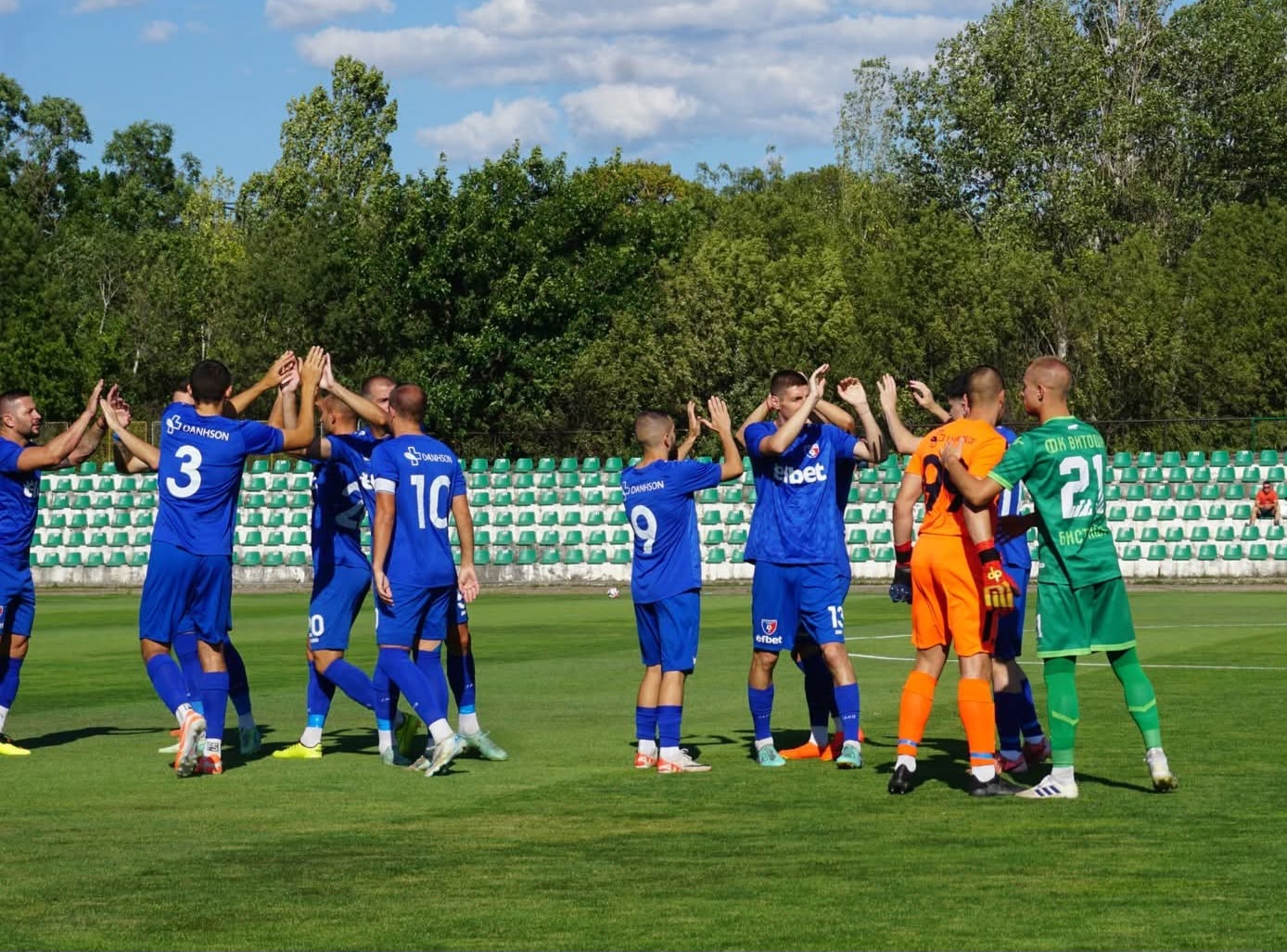 Струмска Слава победи Германея (Сапарева баня) с 3:2 в мач от 1 кръг на Югозападната Трета лига. Успехът не беше лесен, като Славата на два пъти догонваше в резултата, но направи два обрата и спечели трите точки. Първите ситуации бяха за гостите от Радомир. Милен Войнов отправи удар над вратата, а Александър Аспарухов се озова сам срещу вратаря на домакините, но ударът му мина встрани. През 32-ата минута домакините откриха резултата, повеждайки с 1:0. След почивката Денислав Мицаков намери Аспарухов с хубав диагонален пас зад защитата на домакините, а капитанът изравни за 1:1. В 56-ата минута Германея поведе с 2:1 с гол на Робертин Атанасов. Гостите обаче успяха отново да изравнят. В 62-ата минута Мартин Костов подаде на Дейвид Джоров, който с плътен удар извън наказателното поле изравни резултата на 2:2. До края на двубоя Славата достигна до победния гол. Димитър Владимиров центрира, защитата не успя да изчисти и Дейвид Джоров отбеляза второто си попадение, за да оформи крайното 3:2. В следващия кръг Струмска Слава отново ще гостува, този път на Оборище Панагюрище. СТРУМСКА СЛАВА: 12. Йордан Димитров, 20. Денислав Мицаков, 3. Димитър Митов, 13. Георги Мариянов, 19. Виктор Стойков (16. Алекс Дамянов), 5. Мартин Костов (18. Кристиян Димитров), 84. Георги Янев (7. Дейвид Джоров), 14. Димитър Савов (77. Димитър Владимиров), 9. Любомир Тодоров (22. Чавдар Христов), 11. Милен Войнов, 10. Александър Аспарухов ©️ (99. Симеон Симеонов, 4. Кристиян Николов, 7. Дейвид Джоров, 16. Алекс Дамянов, 17. Емилиан Петров, 18. Кристиян Димитров, 22. Чавдар Христов, 33. Светослав Тасев, 77. Димитър Владимиров)