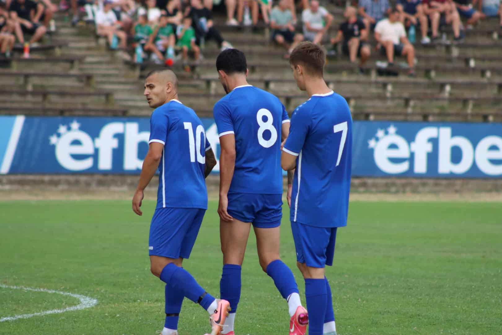Отборът на Левски (Карлово) претърпя загуба с 2:3 в мач като гост на новака СФК Раковски. Двубоят беше част от втория кръг в Югоизточната Трета лига. Гостуващият отбор доминираше в около 90% от времето, но не успя да реализира многобройните си чисти положения и не стигна до точка. Петър Александров даде преднина на домакините с първата възможност за Раковски в срещата, отбелязвайки първия гол на отбора в третото ниво на българския футбол. Още преди почивката, възпитаниците на Господин Мирчев успяха да обърнат резултата благодарение на два гола на Александър Георгиев. В 50-ата минута резултатът можеше да стане 1:3, както и в 60-ата, но гостите не успяха да увеличат аванса си. В 80-ата минута рикошет предостави топката на играч на Раковски, който осъществи хитра комбинация, завършила с втори гол във вратата на Тодор Малинов. Левски се хвърли в търсене на победа, но допусна грешка, която доведе до дузпа при единствената атака на домакините до края. В 87-мата минута резултатът стана 3:2 след точно изпълнение на наказателния удар. Веднага след това Георгиев имаше шанс да оформи хеттрик, но пропусна на празна врата. Тимът от Карлово не успя да завърши поне 5 положения, в които вратарят на домакините Милко Баданов направи невероятни спасявания. Освен това гостите удариха и две греди. "Двубоят беше изключително злощастен. Имахме огромно предимство през 90% от времето, водихме играта, мачкахме, и накрая загубихме. Всякакви мачове съм гледал, но такъв не съм.", сподели след срещата техническият директор на Левски Мирослав Банчевски. "Правихме положения отвсякъде, но трябваше да вкараме гол за 3:1. След мача казах на момчетата да вдигнат главите и да гледат към следващата среща", добави още Банчевски. Следващият мач на Левски (Карлово) е в сряда, 13-ти август, когато "сините" ще гостуват на Атлетик (Куклен) в двубой за Купата на България. Срещата ще започне в 18:00 часа.