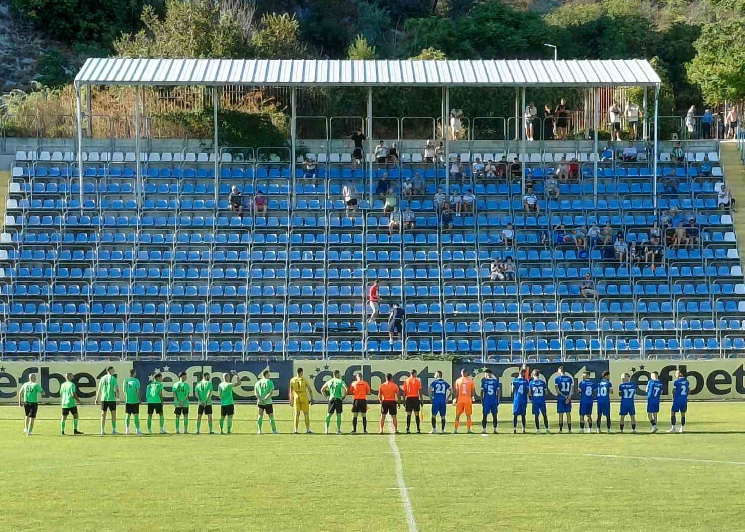 Устрем (Дончево) загуби с 0:4 гостуването си на Черноморец (Балчик) в мач от първия кръг на Купата на Аматьорската лига. По време на първото полувреме футболистите на Димитър Димитров успяха да удържат резултата почти до края, но в 45-ата минута Мирослав Начев откри резултата след центриране на Йордан Радев от корнер. В началото на второто полувреме Лъчезар Войков увеличи на 2:0 след ново голово подаване от Радев. Войков отбеляза още един гол, а Николай Трифонов оформи крайния резултат 4:0 в полза на Черноморец малко преди края на мача. "Надиграха ни тотално, добър отбор са и тренират по 5 дни в седмицата, което е почти професионално. Може би са един от най-добрите отбори в групата. Вратарят ни извади доста положения, но съм доволен от видяното през първото полувреме. Тогава издържахме и физически, но през втората част вече не успяхме. Хубавото е, че играха всички по-малки момчета", сподели след мача наставникът на Устрем Димитър Димитров. Тимът от Дончево ще започне участието си в Североизточната Трета лига в събота, 16 август, с гостуване на Фратрия II. Мачът ще се състои в село Старо Оряхово и ще започне в 18:00 часа.