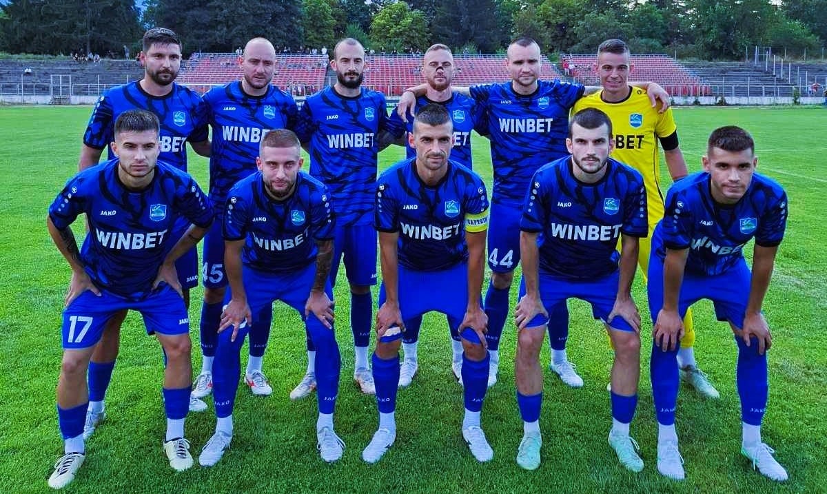 Рилски спортист (Самоков) завърши наравно 1:1 в домакинството си на Пирин (Разлог) от втория кръг на Югозападната Трета лига. Двубоят бе първото домакинство за "скиорите" в новата кампания. В мач, в който домакините доминираха, те създадоха 3-4 добри ситуации за гол през първото полувреме, докато Пирин отговори с две контраатаки. В началото на втората част обаче играчите на Пламен Крумов допуснаха груба грешка в защита и гостите успяха да поведат в резултата. Георги Божилов възстанови равенството, но до края Рилецо не успя да завърши пълен обрат, въпреки натиска си върху опонента и притискането им в тяхното наказателно поле. "Затворихме ги в тяхното нак поле, но нямаше място, където да мине топката, защото всички бяха там. И все пак имахме положения. Играхме с двама чисти, а накрая дори и пратихме Виктор Генев като трети", сподели след срещата старши треньорът на Рилски спортист Пламен Крумов. "Все пак съм доволен от момчетата, но не и от резултата. Не успяхме да вземем мача, но показахме характер. До последно търсехме победата. Сега е важно да изчистим грешките, да ги сведем до минимум, защото е недопустимо да ти вкарват гол от такива грешки", добави още Крумов В понеделник тимът започва подготовка за предстоящия двубой с Купата на България срещу Балкан (Ботевград). Мачът е в сряда, 13-ти август, и отново ще се изиграе на стадион "Искър" в Самоков. Пламен Крумов увери, че всички, които са играли по-малко в първите два мача от сезона на Югозапад, ще получат минути.