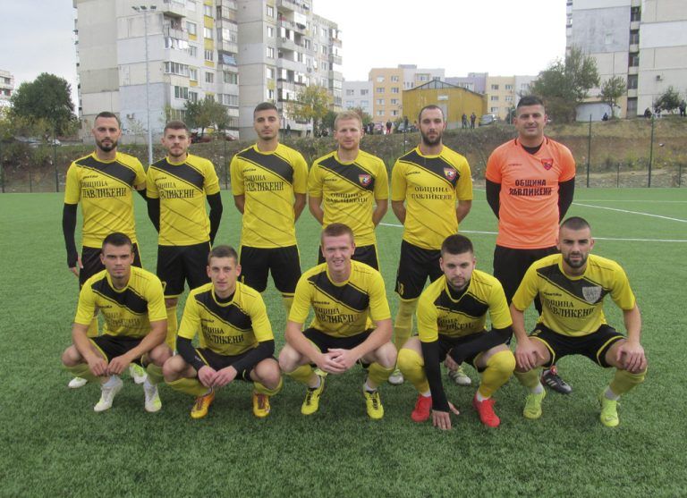 ОФК Павликени постигна победа с 3:1 срещу гостуващия Ювентус (Малчика) в четвъртата си приятелска среща по време на лятната подготовка. Това е втората победа за състава на Димо Атанасов в тези контроли. Мачът се състоя на стадиона в Павликени вчера, 9 август, от 18:30 часа. Два от головете отбеляза Кристиян Дечев, а Йордан Йорданов добави още един към резултата. "Получи се хубав мач за нас. Първото полувреме беше по-динамично, но и като цяло имаше добра динамика в срещата. Проверката беше добра. Всеки следващ мач се получават повече позитивни неща. Разбира се, има и негативи, но плюсовете са повече. Надяваме се да сме още по-добре в предстоящия двубой и да сме напълно готови за първенстовто", сподели след мача старши треньорът на Павликени Димо Атанасов. В своята последна контрола, отборът ще посрещне у дома Янтра (Полски Тръмбеш) в петък, 15 август, от 19:00 часа. Това представлява промяна от първоначалния план, според който Павликени трябваше да играе срещу Академик (Свищов). Жребият за новия сезон в Северозападната Трета лига обаче определи Павликени да гостува на Академик в първия кръг. Поради това, ръководството бързо уреди ново приятелско среща. Преди броени дни Павликени и Янтра завършиха мача си с нулево равенство в Полски Тръмбеш. Всички приятелски срещи от лятната подготовка на ОФК Павликени: 25.07 – Павликени – Етър II (Велико Търново) – 1:1 02.08 – Левски 2007 – Павликени 1:2 06.08 – Янтра (Полски Тръмбеш) – Павликени – 0:0 09.08, 18:30 – Павликени – Ювентус (Малчика) - 3:1 15.08, 19:00 - Павликени - Янтра (Полски Тръмбеш)