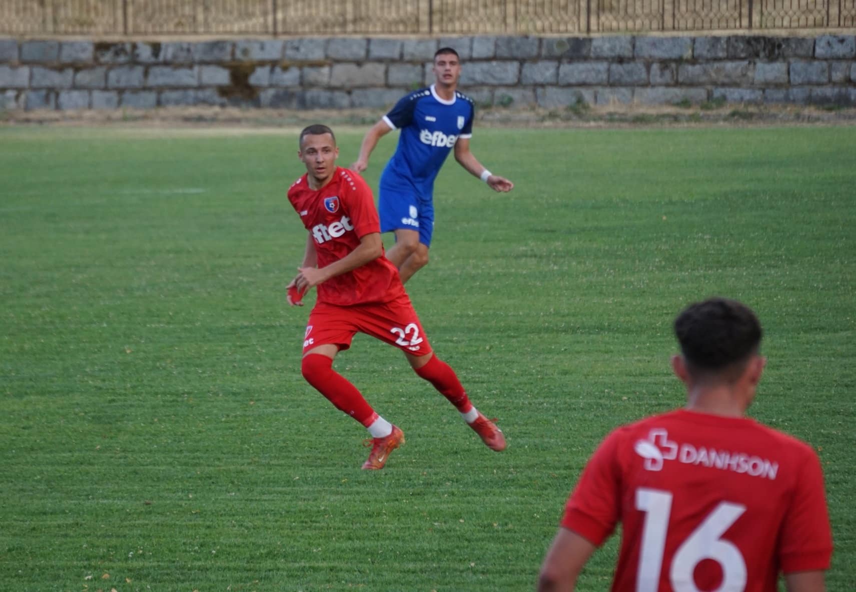 Отборът на Струмска слава (Радомир) постигна минимална победа с 1:0 срещу Оборище (Панагюрище) като гост в среща от втория кръг на Югозападната Трета лига. Единственият гол в мача реализира резерва Чавдар Христов в 54-та минута. След втория кръг, Витоша Бистрица и Струмска слава са единствените два отбора с пълен актив от точки, преди срещата между вторите отбори на Славия и Левски. Домакините от Оборище създадоха няколко опасни положения, като първата сериозна възможност беше в 25-та минута, когато играч остана сам срещу вратаря Йордан Димитров, но не успя да отбележи. Минута по-късно стражът на Струмска слава се отличи с двойно спасяване след нова опасност от страна на Оборище. В края на първото полувреме капитанът Александър Аспарухов имаше две възможности да отбележи, но не намери целта. В добавеното време на първото полувреме Оборище остана с намален състав след червен картон на играч, който фаулира тежко Димитър Савов. На полувремето в игра за Струмска слава влязоха Чавдар Христов и дебютантът Деян Осман. Именно в 54-та минута Денислав Мицаков проби до аутлинията и центрира в наказателното поле. След няколко опита на домакините да изчистят топката, Чавдар Христов успя да отбележи с красиво изпълнение. До края на мача Струмска слава контролираше топката и създаде още няколко опасни положения, но резултатът остана непроменен.
