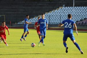 Гигант (Съединение) записа равенство 2:2 при гостуването си на ОФК Хасково в мач от втория кръг на Югоизточната Трета лига. Футболистите, водени от старши треньора Данаил Бачков, могат да се чувстват разочаровани от изпуснатите три точки, след като в буквално последните секунди Аурел Мусай не успя да реализира чисто положение, което можеше да донесе победата с 3:2 за неговия отбор. Хасково откри резултата благодарение на попадението на Дамян Чаушев, но Виктор Панеков успя да изравни. Двата отбора се оттеглиха на почивка при резултат 1:1. Бейсим Бейсим отново изведе Хасково напред малко след началото на второто полувреме. В 71-ата минута капитанът на домакините Тейнур Марем изчисти топката от голлинията. Александър Андонов вкара брилянтен гол от пряк свободен удар в 89-ата минута, оставяйки без шанс вратаря на Хасково, за да изравни резултата на 2:2. Аурел Мусай в добавеното време имаше възможност да донесе победата за Гигант, но пропусна от чиста позиция. Следващият мач на тима е срещу Марица Милево в сряда, 13 август, от 19:00 часа в предварителен кръг от турнира за Купата на България. Следващата среща от шампионата е на 16 август (събота) в Съединение срещу отбора на Секирово.