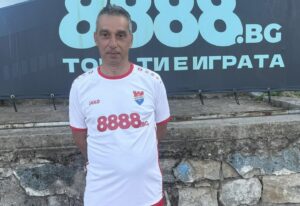 Асеновец (Асеновград) постигна минимална победа над Спартак (Пловдив) Асеновец (Асеновград) успешно надви един от лидерите в Югоизточната Трета лига - Спартак (Пловдив), с 1:0 в мач от втория кръг. Това бе първата победа за новия треньор на асеновградчани, Манол Георгиев. "Доволен съм от победата, но от играта все още има какво да се желае. Ние реално градим отбор в движение. Някои от новите момчета пристигнаха преди първия мач с Марица. Още трима-четирима дойдоха преди мача със Спартак (Пловдив), като те бяха и титуляри. Но няма как да не бъда доволен, когато победихме един от лидерите в групата, не само в двубоя", коментира Манол Георгиев пред официалния сайт на клуба. "Ще има и тежки загуби, но ще показваме и добро лице и вече го видяхте. Но съм оптимист. Знам, че с времето отборът ще се подобрява и ако футболистите са здрави, ще показваме все по-добри резултати", допълни наставникът. "Програмата ни е тежка, серия от гостувания, все с отбори, които са от челото в класирането в последните сезони, но пък ето, че взехме три точки в мач, в който може би никой не очакваше да спечелим", каза още Манол Георгиев.