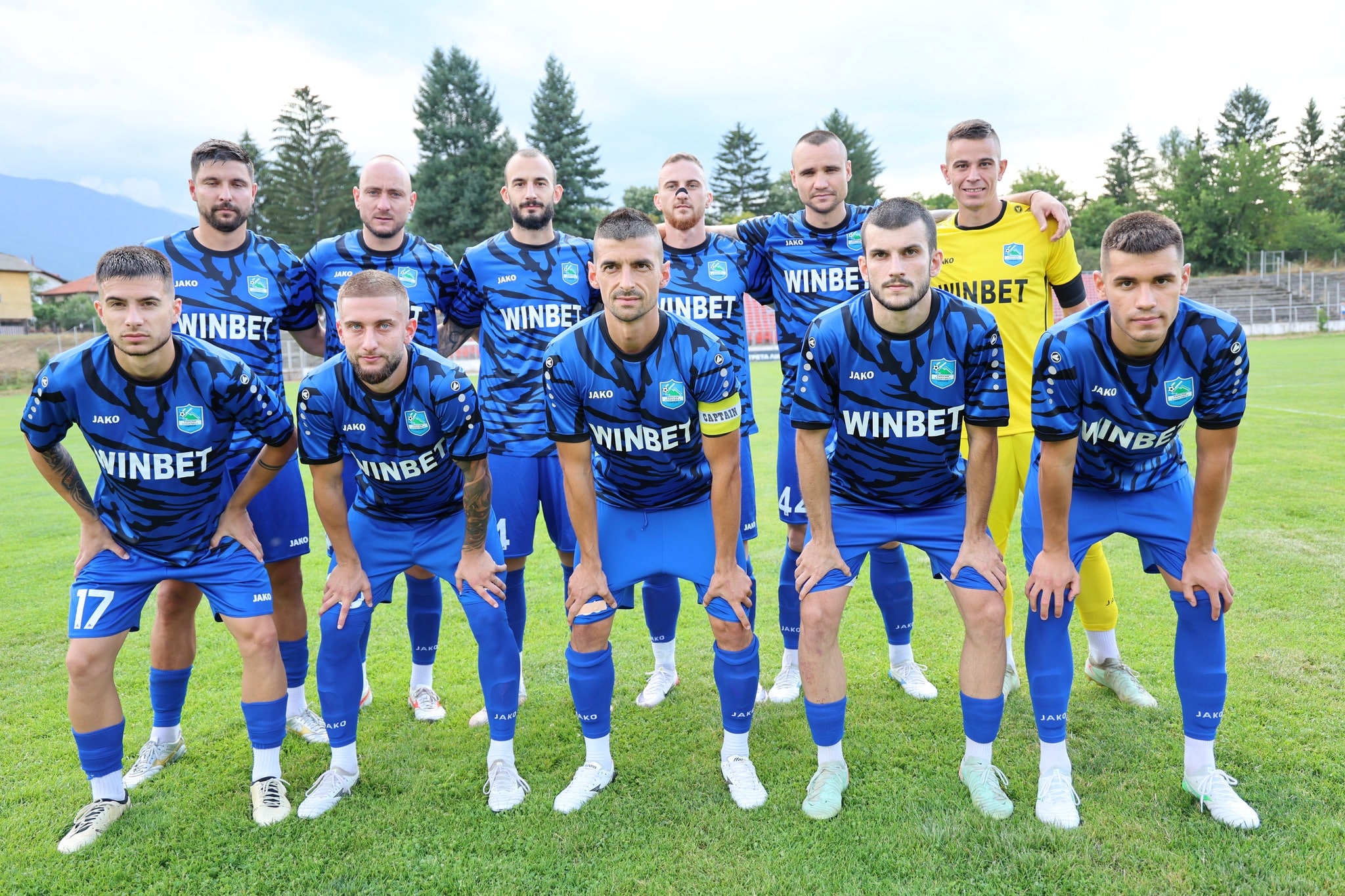 Рилски спортист (Самоков) постигна минимална победа с 1:0 над Балкан (Ботевград) в полуфинален двубой за Купата на България в квалификациите на Област София. Това е първата победа за "скиорите" от началото на сезона. Мачът се състоя на стадион "Искър" в Самоков. Единственото попадение в мача бе дело на младия полузащитник Емре Дрянов, който се разписа още в 7-мата минута. Домакините имаха възможност да увеличат аванса си, но не успяха. След срещата старши треньорът на Рилецо, Пламен Крумов, коментира: "Добра победа за нашия отбор. Можеше да бъде и по-изразителна, но важното в този турнирен двубой е, че продължаваме в следващия кръг." В следващия кръг Рилски ще се изправи срещу Ботев (Ихтиман) следващата седмица на стадион "Христо Ботев" в Ихтиман. Крумов добави: "Направих доста промени от предишния мач и съм доволен от всички играчи." Припомняме, че в събота Рилски пропусна победата срещу Пирин (Разлог) и регистрира второ поредно реми от началото на сезона. "Сега важното е да се възстановим и да се подготвим за мач срещу Германея в събота", завърши Пламен Крумов. В събота, 16-ти август, от 18:00 часа Рилски спортист гостува на новака Германея (Сапарева баня). Срещата ще започне в 18:00 часа.