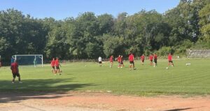 Партизан (Червен бряг) победи Локомотив (Мездра) с 2:0 в последната си контролна среща преди началото на сезон 2025/26 в Северозападната Трета лига. Двубоят се състоя на стадион "Градски" в Червен бряг. Отборът, воден от Николай Боянов, отбеляза и двете си попадения през второто полувреме. Малко след началото му, Тони Паликрушев откри резултата след асистенция на Цветан Петров, получена от свободен удар. Петров участва и във второто попадение, като асистира на Стефан Христов. Христов направи впечатляващ самостоятелен пробив, успешно преминавайки покрай бранител от гостите и излязлия напред вратар на Локомотив, и прати топката в мрежата за крайното 2:0. "През първото полувреме футболистите на Мездра бяха по-добри, в интерес на истината. Не бих казал, че са изпуснали чисти положения, но имаха ситуации, които да доведат до опасност пред нашата врата", сподели старши треньорът на Партизан Николай Боянов. "През втората част обаче коригирахме някои неща и това доведе до коренна промяна. Тогава ние бяхме по-добрите", добави още Боянов. Следващата събота, 23-ти август, Партизан започва сезона в шампионата с домакински мач срещу Ком (Берковица). Срещата на градския стадион в Червен бряг ще започне в 18:00 часа.