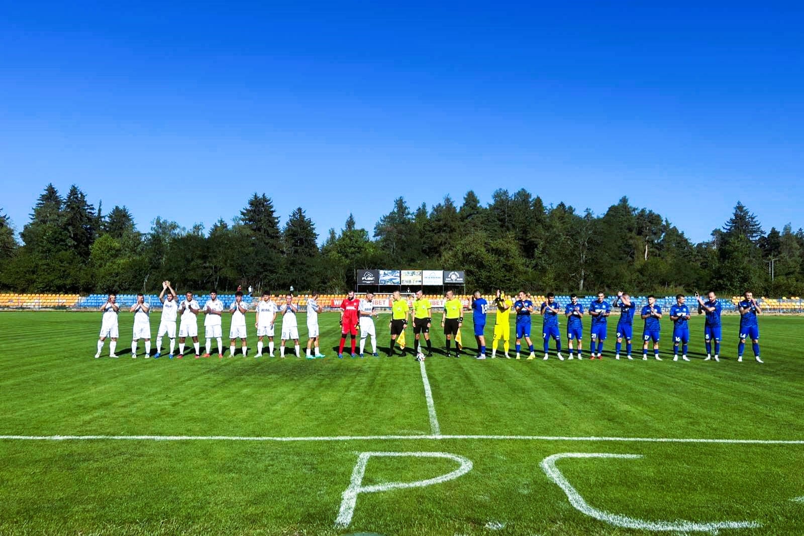 Рилски спортист (Самоков) постигна победа с 2:0 като гост на новака Германя (Сапарева баня). Съставът на Пламен Крумов отбеляза първия си успех за новия сезон 2025/26 в Югозападната Трета лига и втори в рамките на четири дни. Припомняме, че в сряда Рилецо надделя с 1:0 над Балкан (Ботевград) в турнира за Купата на България и ще играе финал на София област. След многобройни пропуски през първото полувреме, "скиорите" все пак успяха да поведат чрез Венцислав Христов в 70-ата минута. Точка на спора сложи Симеон Мечев с второ попадение за гостите пет минути преди края на редовните 90. "Целият мач беше под наш контрол, доминирахме тотално, но, за съжаление, не успяхме да си реализираме положенията през първото полувреме. През втората част обаче вкарахме два гола и спечелихме. Доволен съм от играта на момчетата, въпреки че теренът беше лош.", сподели след срещата старши треньорът на Рилецо Пламен Крумов. Това е вторият мач, в който Рилски не допусна гол. Освен това "скиорите" спечелиха далеч от дома, но получиха силна подкрепа. "Искам да поздравя хората от Самоков, които бяха дошли да ни наблюдават. Имаше голяма група от деца, което е най-радостното. Страхотно е децата да идват да ни гледат и после да се радват на момчетата. Сега ще се възстановяваме и започваме подготовка за следващия мач.", добави още Крумов. Рилски спортист ще играе отново в сряда, 20-ти август, когато предстои сблъсък с Ботев (Ихтиман) за Купата на страната. Срещата е от 18:00 часа на стадион "Христо Ботев" в Ихтиман.
