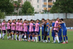 ФК Секирово (Раковски) претърпя поражение с 0:3 при гостуването си на Гигант (Съединение) в мач от третия кръг на Югоизточната Трета лига. Отборът направи значителни грешки в защита, като същевременно пропусна възможностите си за гол и така записа второ поражение през тази седмица. Въпреки създадените добри голови ситуации през първата част, гостуващият тим допусна две попадения, произтекли от сериозни индивидуални грешки. При второто попадение, крайният бранител на Секирово изкара топката в корнер, а вратарят не успя да улови центрирането, позволявайки на домакините да си осигурят комфортен аванс от два гола още на полувремето. През второто полувреме падна още един гол във вратата на Йордан Костадинов, с което бе оформен окончателният резултат. "Победихме се сами. Първото полувреме беше изцяло за нас, но пропуснахме 3-4 чисти положения. Те ни вкараха два гола, без да създадат опасни ситуации пред нашата врата. Сами допуснахме грешките, от които да ни отбележат. Когато ни надиграват, ще си призная", категоричен беше президентът на Секирово Стефан Пенсов. "Дойдоха днес 100 души да ни подкрепят, но видяха нашите неточности. Все пак държа да отбележа, че съдийството беше перфектно", добави още Пенсов. В следващия си мач ФК Секирово ще приеме Атлетик (Куклен), който показва подобрение. Двубоят ще се проведе в събота, 23-ти август от 18:00 часа на стадион "Петър Парчевич".