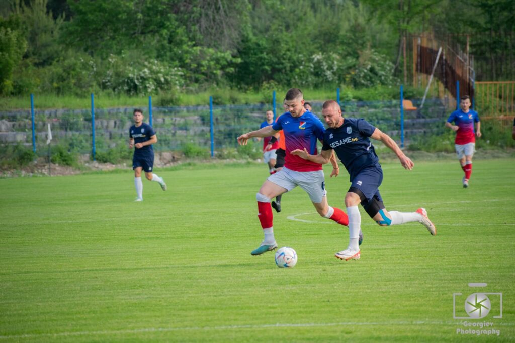 Отборът на Германея (Сапарева баня) претърпя поражение с 0:2 в домакинския си мач срещу Рилски спортист (Самоков) в третия кръг на Югозападната Трета лига. Момчетата, водени от старши треньора Асен Нешев, отново показаха добра игра, но за съжаление не успяха да изтръгнат положителен резултат и този път, също както беше в мача срещу Струмска слава (Радомир) на старта на сезона. Програмата на Германея беше тежка в първите три кръга - те вече се изправиха срещу Струмска слава, Балкан в Ботевград, а сега и срещу Рилецо. В четвъртия кръг, който ще се състои на 23 август, отборът ще гостува на считания за фаворит този сезон тим на Витоша Бистрица. Головете за тима от Самоков паднаха в последните 20 минути на мача, като до 70-ата минута резултатът беше 0:0. Неостаряващият Венцислав Христов откри резултата, а вторият гол за гостите реализира Симеон Мечев в последната минута на двубоя.