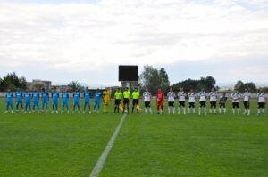 Пирин 1941 (Разлог) записа равенство 0:0 срещу Витоша (Бистрица) във второто си домакинство за сезон 2025/26 в Югозападната Трета лига. В мача от третия кръг на шампионата, воденият от Христо Джоджов отбор, успя да разклати гостите от върха на класирането и прекъсна успешната им серия. За съжаление, на стадион "Септември" голове не паднаха, но тимът успя да спечели първа точка на домашен терен през настоящия сезон. Да напомним, че Пирин загуби несправедливо в първия кръг и пропусна много шансове срещу Балкан (Ботевград). "Сините" вече имат две точки в актива си, след като спечелиха още една при гостуването си на Рилски спортист (Самоков) миналата седмица. Те се изкачиха с една позиция в временното класиране, но все още не са постигнали първата си победа. Тя може да бъде постигната още в четвъртия кръг, когато Пирин (Разлог) гостува на новака ОФК Костинброд. Срещата е насрочена за събота, 23-ти август, от 18:00 часа.