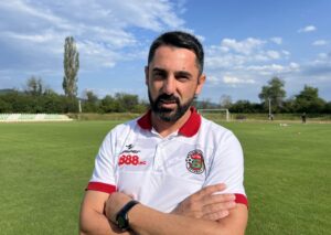 Ботев (Ихтиман) постигна победа с 3:1 срещу ФК Кюстендил в среща от третия кръг на Югозападната Трета лига. „Изиграхме доста добър двубой, може би най-добрия от началото на сезона. Доминирахме и контролирахме почти всичко, като имаше известен спад след нашия първи гол и лек такъв в началото на второто полувреме. Вкарахме три гола, пропуснахме поне още 3-4 ситуации, а и създадохме и ситуацията на противника да ни отбележи попадение“, коментира пред официалния сайт старши треньорът Валери Свиленов. „Това, което успяхме да направим в сравнение със загубата от дублиращия отбор на Септември (София) в миналия кръг, е, че бяхме максимално концентрирани, отговорни и дисциплинирани. Докато срещу Септември бяхме доста по-лежерни, несигурни и отпуснати, като очаквахме едва ли не, че младите момчета на Септември ще се победят сами. И от там дойдоха проблемите“, добави наставникът. „Имам доста дълъг състав от доста опитни футболисти, което няма как да не ме радва. Защото във всеки един момент от резервната скамейка мога да разчитам на човек, който е равностоен, да не кажа и по-добър от титулярния футболист. В момента никой няма гарантирано място в стартовия състав, всеки се бори, труди се и си чака своя момент. Конкуренцията винаги ражда качество и класа“, завърши старшията на ихтиманци.