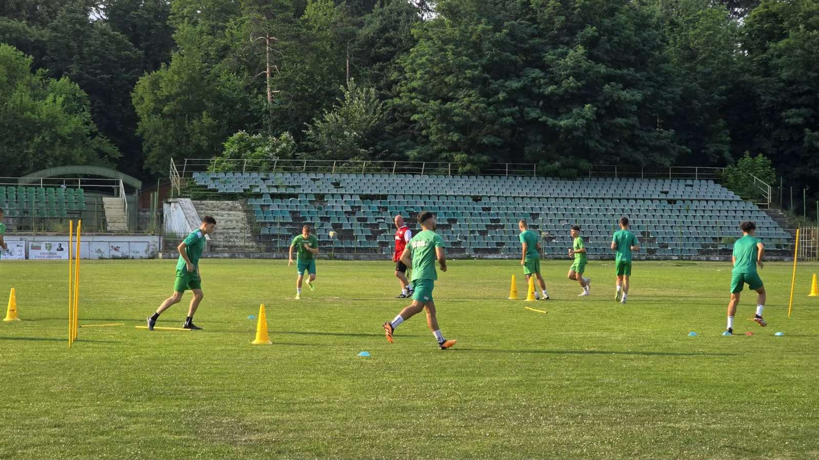 Нови трима играчи са на проби в тима на Пирин Гоце Делчев. Става въпрос за централен защитник, десен бек и ляво крило. Все още не е ясно дали ще подпишат договори, като техните изяви в момента се наблюдават от треньорския щаб. Не е изключено обаче до мача с Кюстендил някой от тях да остане и да започне официално с отбора. "Нужни са ни играчи, нужна ни е свежест. Трябва ни увереност и опит, дано да ги намерим в тези момчета, които да повишат и нивото на целия отбор", каза за клубния сайт Чергов.