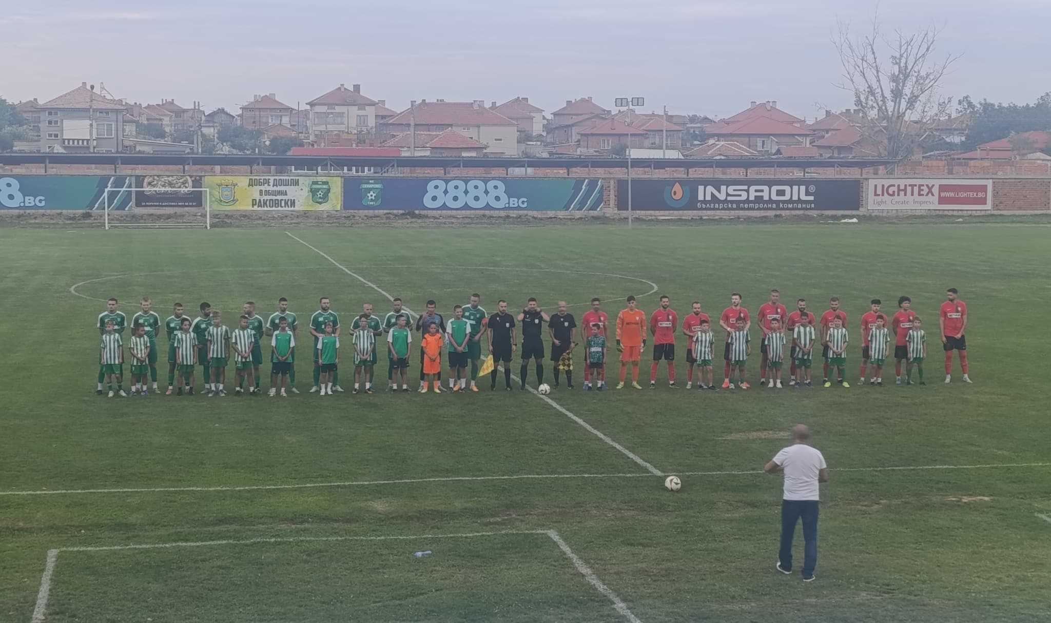ФК Секирово (Раковски) и Атлетик (Куклен) завършиха наравно 1:1 в мач от четвъртия кръг на Югоизточната Трета лига. Двубоят, игран на стадион "Петър Парчевич" в Раковски, предложи драматичен край за зрителите. Въпреки че Атлетик откри резултата в 85-ата минута, Цецо Главчев спаси точката за домакините в последните минути на срещата. Секирово трябваше да играят без седем от своите основни състезатели по различни причини, но въпреки това 803-ма фенове се събраха на стадиона и създадоха незабравима футболна атмосфера. "Слаб мач и за двата отбора. Накрая поне се измукнахме, за да не загубим и да берем срам. Атлетик нямаше нищо като положения. Изиграхме слаб мач за нашите стандарти, но е така, когато ти липсват седем души. Имаме много контузени. Не знам дали резултатът е реален, но и двата отбора играхме слабо", сподели след срещата президентът на Секирово Стефан Пенсов. В следващия си мач Секирово ще се изправи срещу Розова долина (Казанлък) като гост. Срещата ще се проведе на 30-ти август, събота, от 18 часа.