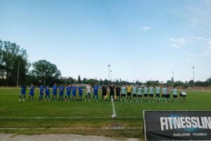 ФК Аксаково претърпя загуба с 2:3 от Спартак II (Варна) в първия си домакински мач за сезон 2025/26 в Североизточната Трета лига. Двубоят, който се състоя вчера, 23 август от 18:00 часа, беше част от втория кръг на шампионата. Домакините започнаха основно с млади играчи сред титулярите, докато по-опитните останаха на резервната скамейка. Въпреки това, Аксаково поведе още в 5-ата минута чрез дузпа. Калоян Цветков открадна изритана топка, финтира няколко противникови играчи и беше фаулиран в наказателното поле. Димитър Симеонов застана зад топката и даде преднина на "сините". Още след 5 минути обаче Спартак изравни, а в 20-ата минута получи правото на дузпа, но Иван Атанасов спаси удара. Непосредствено след почивката в игра се включи Михаил Паскалев, а в 55-ата минута на терена влязоха Николай Илиев и Ивайло Димитров. Това промени силите и Аксаково доминираше, но при контраатака гостите обърнаха резултата. В 65-ата минута Илиян Върбанов възстанови равенството, завършвайки хубава атака на "сините" с асистенция от Калоян Цветков. Въпреки това, гостите успяха да спечелят трите точки в 76-ата минута, след контраатака завършила с трети гол. До края на мача Аксаково доминираше, но пропуските пред вратата, ударената греда от Димитър Симеонов и изчистването от голлинията от страна на "соколите" оставиха домакините без точка. Помощник треньорът на ФК Аксаково Десислав Дяков заяви след мача: "През първото полувреме Спартак стоеше по-добре на терена и изпусна дори още положения. И ние имахме още едно освен дузпата. С включването на по-опитните състезатели обаче ги надиграхме тотално през второто полувреме. Ние играхме и натискахме, а те чакаха на контра." Срещата пропусна още един от по-опитните футболисти на отбора - Йордан Тошков. Дяков добави: "Лошото е, че в първите два мача можехме дори да спечелим, а накрая допуснахме поражения". В първия кръг на сезона Аксаково също отстъпи на Черно море II (Варна). В следващия кръг тимът ще гостува на шампиона Септември 98 (Тервел), a срещата ще се проведе в събота, 30 август, от 18:00 часа. До тогава Аксаково ще проведе две тренировки, които ще бъдат проведени във вторник и четвъртък, различни от обичайните дни за тренировки.