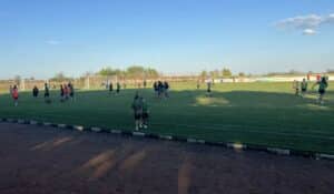 ФК Раковски претърпя поражение с 4:5 в драматичен мач от четвъртия кръг на Югоизточната Трета лига. Бившият национален играч и настоящ играещ треньор на домакините, Валери Домовчийски, се отличи с два гола, а допълнителни попадения добавиха Петър Атанасов от дузпа и Георги Балджийски. Треньорският тандем Домовчийски - Петър Атанасов срещна сериозни предизвикателства поради липсата на ключови футболисти. Именно Балджийски изведе Раковски напред в първата част на мача. Двата отбора се оттеглиха на почивка при резултат 1:0. Във втората част зрителите станаха свидетели на истинска голова феерия, с общо 8 попадения. ФК Раковски успя да вкара три гола, но гостите от Съединение бяха по-резултатни с пет. Гигант успя да изравни след гол на Александър Андонов за 1:1. Валери Домовчийски отново изведе домакините напред с красив удар за 2:1, но Венци Белчев от Гигант върна равенството на 2:2. Малко по-късно, Петър Атанасов отбеляза дузпа за 3:2 в полза на ФК Раковски, но Белчев отново изравни за 3:3. Гостите продължиха да натискат и отбелязаха още два гола чрез Агоп Копчиян и Георги Мавродиев, установявайки резултат на 5:3 в тяхна полза. В края на мача Валери Домовчийски успя да отбележи за 4:5 след пряк свободен удар. Състав на ФК Раковски: Мариян Ружин, Теодор Гишин, Ангел Чонков, Атанас Найденов, Марин Димитров, Пламен Койрушки, Валентин Маджарски, Валери Домовчийски, Георги Балджийски, Петър Атанасов, Доминик Дюлгерски. Смени през втората част: Тихомир Зайков, Стефан Попов, Валентин Карааргиров.