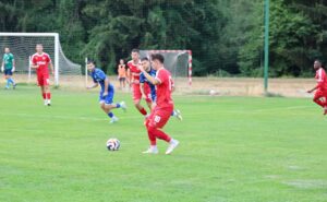 ФК Банско претърпя поражение с 2:3 в гостуването си на дублиращия състав на Септември (София) в мач от 4 кръг на Югозападната Трета лига. След успеха си домакините се изкачиха на първо място в класирането, което делят със Струмска слава (Радомир), докато Банско заема 13-та позиция с 4 точки. В следващия си мач "козлите" ще се изправят срещу ФК Кюстендил на 30 август (събота) от 18:00 часа. В днешния двубой треньорът Борислав Хазуров не можеше да разчита на контузения Йордан Лечов. Опитният Влади Златинов остана на резервната скамейка. На вратата вместо Абди Абдиков титуляр се появи Атанас Тъпигьозов, а резерва остана Кирил Ангушев. В стартовия състав се включиха и Аджеил Невеш, както и Лазар Еринин. Домакините откриха резултата след гол на Александър Джамов, но Ибрахим Шериф бързо изравни. Малко преди почивката Марсел Бибишков отбеляза за 2:1 в полза на домакините, което беше резултатът при полувремето. В 53-ата минута съдията показа втори жълт и съответно червен картон на Димитър Иванов от състава на Септември. Банско успя да изравни до 2:2 след гол на опитния Руслан Иванов. За съжаление, в края на срещата Александър Джамов изпълни красив фаул и отбеляза за крайния резултат 3:2.