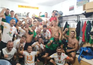ФК Раковски претърпя загуба на собствен терен от Гигант (Съединение) с 4:5 в мач от 4 кръг на Югоизточната Трета лига. Това е първото поражение за тима в мач от първенство след почти 1 година и 10 месеца. За последен път ФК Раковски загуби в домакински мач през сезон 2023/2024 – на 3 декември 2023 година от Черноземен с 0:4. Тогава срещата беше част от 15 кръг на първенството в Областна група – Пловдив. До края на сезон 2023/2024 отборът успя да постигне победи в останалите 8 домакински мача. В сезон 2024/2025 ФК Раковски игра 9 домакинства в първата фаза и постигна 9 победи, докато във втората фаза отбеляза още 5 домакински победи. От началото на настоящия сезон в Югоизточната Трета лига, ФК Раковски също успя да спечели у дома срещу Левски (Карлово) с 3:2 във 2 кръг. След общо 23 поредни победи в домакинствата, тимът претърпя първо поражение на собствен терен.