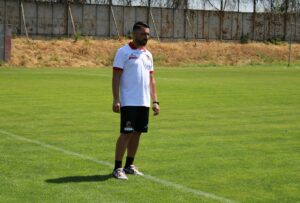 Ботев (Ихтиман) завърши наравно 2:2 като гост на дублиращия отбор на Славия (София) в нов мач от Югозападната Трета лига. „Доволен съм от последните два мача, в които вкарахме 5 гола. Съумяваме да създадем и още положения, които пропиляваме – това не ме радва това. Това, което ме тревожи, е, че в тези два мача и в двубоя за Купата с Рилски спортист, допускаме много лесно да ни отбележат голове от абсолютно никакви ситуации“, коментира Валери Свиленов пред официалния сайт на Ботев (Ихтиман). „Можеше да спечелим мача с дубъла на Славия, ако не бяхме направили огромни индивидуални грешки. От атаки за нас, те ни вкараха два гола“, добави още наставникът. „Мачът за Купата с Рилски спортист не може да ни бъде оправдание за някаква умора, тъй като направих 7 промени в титулярния състав. Просто положенията, които създадохме, отново не ги реализирахме – второто полувреме излязохме два пъти сами срещу вратаря и не отбелязахме“, завърши специалистът.