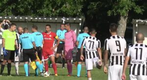 Ювентус (Малчика) отпадна от надпреварата за Купата на България, след като загуби домакинския си мач срещу Партизан (Червен бряг) с резултат 0:2. Двубоят представляваше финал на област Плевен в квалификационната фаза на турнира. В началото на мача двата отбора играха сравнително равностойно, като дори домакините имаха повече удари към вратата, но те бяха предимно неточни и от далечно разстояние. Партизан обаче успя да открие резултата, когато Стефан Христов надбяга защитниците на Юве и в 24-тата минута вкара след контраатака на гостите. Само четири минути по-късно Васил Нанков удвои резултата. След като получиха два гола, "бианконерите" започнаха да натискат своя съперник, стигайки до два точни удара в края на първото полувреме, единият от които изиска сериозна намеса от вратаря на "партията". След пробив отдясно бе отправен прекрасен диагонален изстрел, който обаче бе отразен. През второто полувреме Юве започна настъпателно и в 52-рата минута създаде отлична възможност да се върне в мача. Ивайло Дюлгеров обаче не успя да засече добре центриране от свободен удар. Две минути преди края, домакините все пак стигнаха до почетно попадение. Играещият треньор на отбора, Любомир Иванов, се разписа от дузпа, но това само оформя крайния резултат. След това поражение, "бианконерите" прекратяват участието си в турнира, в който по-рано лесно победиха Левски (Брест) в предишния кръг. Сега Юве ще насочи вниманието си към представянето в Северозападната Трета лига. Във втория кръг от шампионата, тимът ще бъдат гостува на Янтра (Полски Тръмбеш). Мачът ще се проведе в събота, 30-ти август, от 18:00 часа.