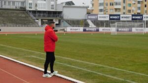 ОФК Павликени ще бъде домакин на Партизан (Червен бряг) в мач от втория кръг на Северозападната Трета лига. Двубоят ще се състои в събота, 30-ти август, от 18:00 часа на градския стадион в Павликени. Воденият от Димо Атанасов отбор започна сезона със загуба 0:2 от фаворита в групата Академик (Свищов), а сега предстои среща с тим, срещу който се справи отлично и през миналия сезон. През кампания 2024/25 Павликени успяха да победят "партизаните" два пъти, което ги поставя в серия от три поредни успеха срещу този отбор, както и четири в последните пет мача. Въпреки това, отборът от Червен бряг направи значителни промени, назначавайки дългогодишния наставник на Вихър (Славяново) Николай Боянов и привличайки много нови играчи. В тима на Павликени няма отсъстващи футболисти поради контузии или наказания. Изправяте се срещу сериозен опонент със стабилен отбор и качествен треньор. Какви са очакванията за срещата?  Сериозна селекция, сериозен отбор, добър треньор. Тази година ще бъдат фактор. Излизаме да бием вкъщи и това е. На фона на старта, какво е настроението при вас?  Доста тежък мач с Академик, който сякаш се открояваше на терена и, както написахме.  Стратегията в мача беше да не пресираме съперник, да им оставим повече пространства, да ги бием в нашата половина и да правим бързи преходи. Не бих казал, че се открояваха, защото почти нямаха голови положения. Добър отбор са, но не бяха чак толкова по-добри от нас. Да разбирам, че все пак сте доволни от началото. Споделихте и преди сезона в друго интервю за официалния сайт, напрвен по инициативата "Дигитален спорт" на "Букмейкър Рейтинги", че има виждате добри и лоши неща в контролите. Беше ли така и в първия мач от сезона? Имаше и хубави, и лоши неща за начина, по който искахме да проведем мача. Искахме да сме по-прибрани и да правим бързи преходи, но нямаше много преходи, което е негативното. Получихме два гола от наши грешки. Особено втория гол падна след елементарна грешка. Първият гол на Академик беше хубав от воле от дъгата на наказателното поле. За това, което търсихме, беше добър мач, особено във фаза защита. Освен головете, имаха само едно положение от игра. Гледам, че в последно време се справяте лесно с Партизан. Три поредни победи и четири в последните пет мача. Това може ли да е плюс, или промените в тима от Червен бряг са много положителни?  Няма значение, този отбор е съвсем различен от миналата година, даже от по-миналата. Сега е почти целия отбор на Славяново плюс двама-трима, които останаха от Червен бряг, така че е един сериозен отбор. Ще видим какво ще се случи утре. Благодарности и успех!  Благодаря!
