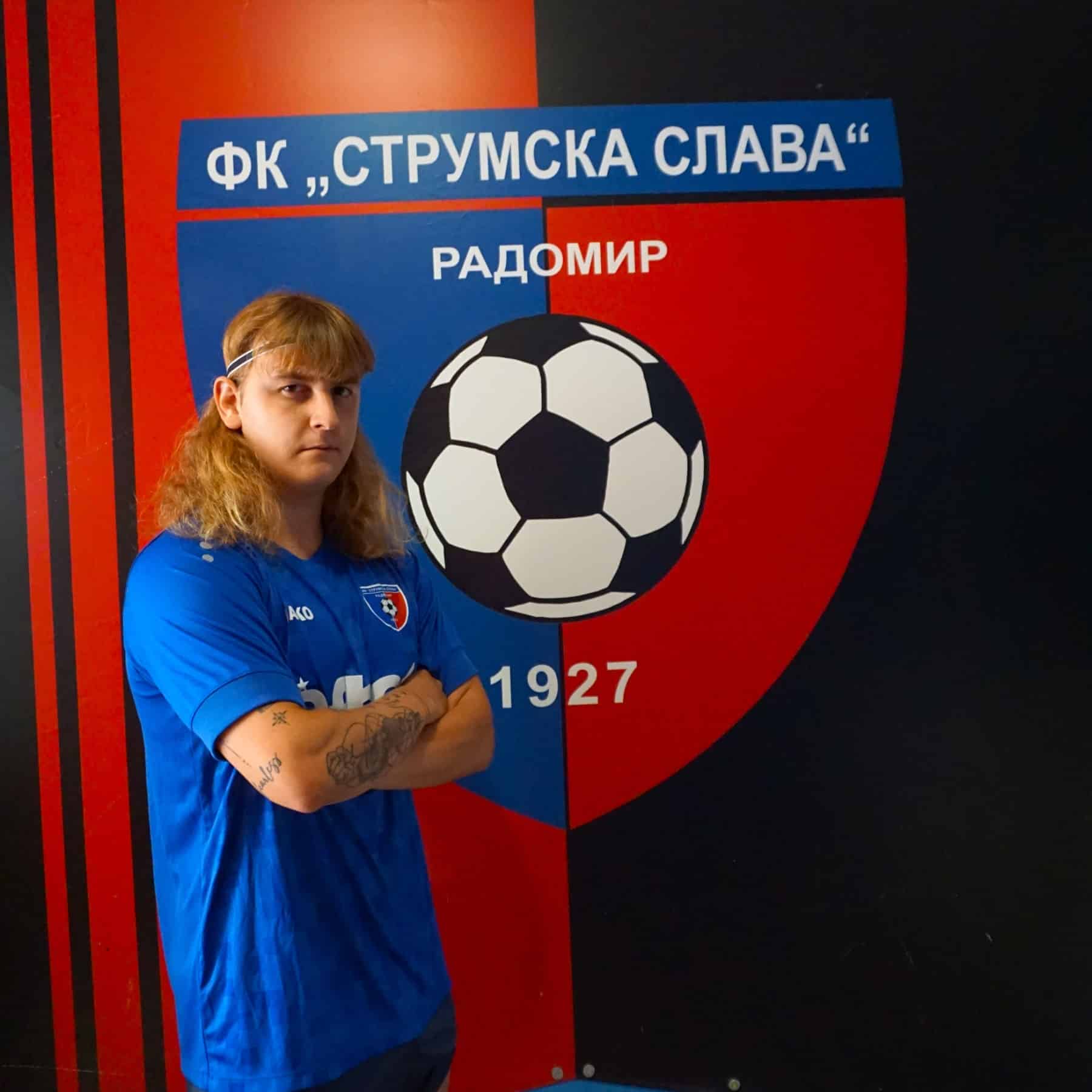 Струмска слава обяви привличането на Даниел Начев в своя състав. Роден през 2003 година, Начев идва от Спартак (Варна), където е записал 75 мача, отбелязал е 11 гола и е направил 11 асистенции в Efbet Лига и Втора Лига. 21-годишният офанзивен полузащитник е преминал през юношеските школи на Септември София и Левски София, както и е имал кратък период в школата на Ботев Пловдив. Той е бил капитан на U17 и U19 отборите на Левски. Начев също така е бил част от първия отбор на Левски и е играл за юношеския национален отбор на България U17, в който е изиграл 8 мача и е отбелязал 3 гола. Добре дошъл в Радомир, Дани! Пожелаваме му късмет и много успехи с фланелката на Славата.