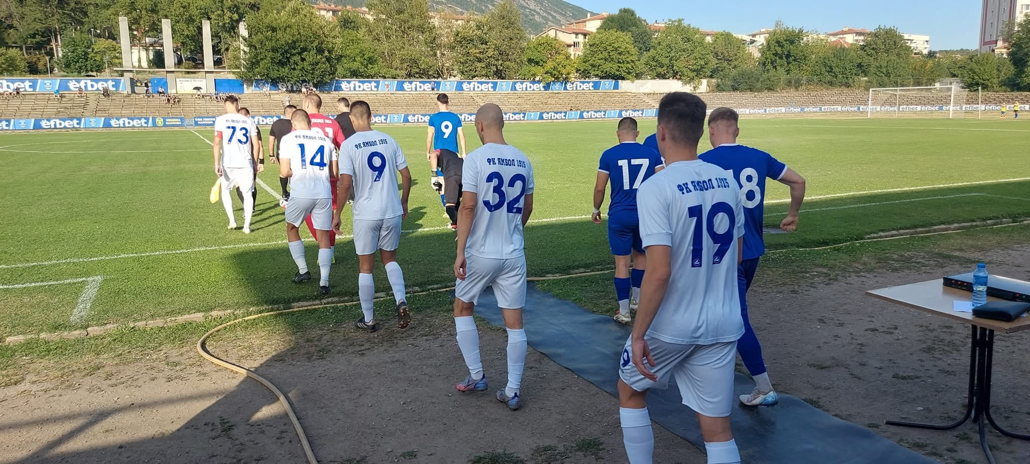 Левски (Карлово) претърпя загуба с 0:5 от ФК Ямбол 1915 в мач от петия кръг на Югоизточната Трета лига. Срещата се проведе на стадион "Васил Левски" в Карлово и беляза първата домакинска загуба за "сините" през този сезон. Още в началните минути тимът на гостите изненада карловци с два бързи гола. Петър Принджев се разписа в 4-ата минута, а само две по-късно Георги Динков удвои резултата. Така завърши и първото полувреме. В първата минута на второто полувреме Динков покачи на 3:0 с второто си попадение в срещата. Малко след това Принджев добави втори гол в личния си актив, вкарвайки за 4:0. До края на мача гостите вкараха и пети гол, дело на Благовест Величков в 68-мата минута. Това поражение е едва второто за "сините" от началото на сезона. Преди днешната загуба, отборът спечели и двете си домакински срещи до момента. В шестия кръг Левски (Карлово) отново ще бъде домакин. На 6-ти септември, събота, от 17:00 часа, "сините" приемат Марица (Милево) в опит да се върнат на победния път след днешния неуспех.