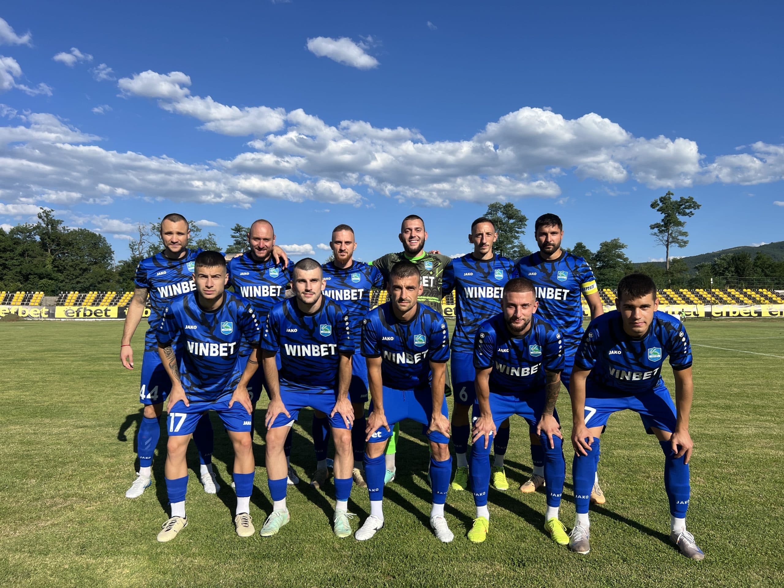 Рилски спортист (Самоков) победи с 2:1 Балкан (Ботевград) като гост в мач от петия кръг на Югозападната Трета лига. Треньорът Пламен Крумов и неговият отбор постигнаха трета поредна победа, което ги изкачи на върха в класирането. През първото полувреме Рилски спортист изпусна няколко възможности и не успя да поведе. Отборите се оттеглиха на почивка при резултат 0:0. В началото на второто полувреме "скиорите" допуснаха грешка, която Балкан използва, за да поведе в резултата. Постепенно обаче гостите от Самоков завладяха инициативата и изравниха чрез попадение на Виктор Генев в 65-ата минута. Пет минути по-късно Павел Тодоров бе изгонен с директен червен картон. Въпреки че останаха с 10 души, Крумов направи офанзивни смени, а играчите му се бориха докрай. Усилията им се увенчаха с успех и Георги Божилов донесе победата с гол в добавеното време. "Изключително съм доволен от момчетата и от характера, който показаха. Въпреки че бяхме с 10 души, не спирахме да търсим победата и затова ни се усмихна късмета в последните минути. Така се гради колектив, така се печелят важни мачове и точки. Постигнахме една много добра победа.", сподели след края на срещата старши треньорът на победителите Пламен Крумов. "За първи път ще си позволя да коментирам съдийството, защото за пореден мач сме ощетени от главния рефер. Той изгони нашия играч абсолютно незаслужено. След това ни отмени абсолютно редовен гол на Венцислав Христов. Този съдия за втори път гони наш футболист. Абсолютно тенденциозно, за мен, съдийство.", завърши Крумов. Рилски спортист натрупа актив от 11 точки и е с една пред Славия II, Струмска слава (Радомир) и Левски II.