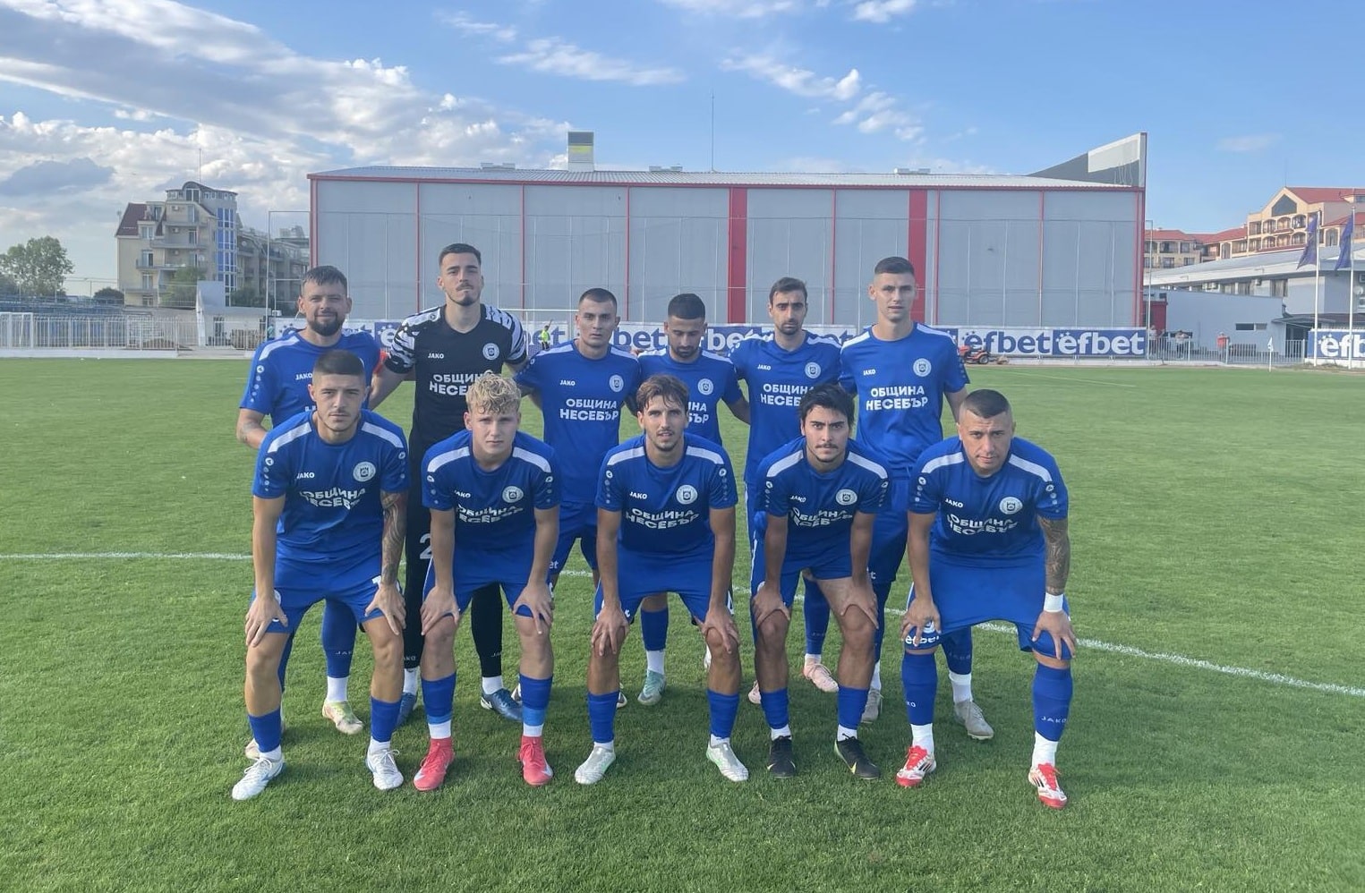 ОФК Несебър разгроми Хасково с 4:0 като домакин в мач от 5-ия кръг на Югоизточната Трета лига. Това бе третата поредна победа за отбора, воден от старши треньора Мирослав Косев. С тази победа ОФК Несебър събра 9 точки и е само на точка зад Марица (Пловдив), Гигант (Съединение) и Атлетик (Куклен), които са с по 10 точки. В 33-ата минута Николай Дросев откри резултата след изпълнение на дузпа. Двата отбора се оттеглиха на почивка при резултат 1:0. През второто полувреме резултатът бързо нарасна до 3:0. В 50-ата минута Кристиян Парашкевов удвои преднината, а в 57-ата минута гостите отбелязаха автогол. Христо Георгиев завърши с 4:0 в 85-ата минута. Освен четирите гола, домакините пропуснаха множество положения и резултатът можеше да бъде още по-убедителен. В следващия кръг ОФК Несебър ще играе като гост на Секирово на 6 септември (събота) от 17:00 часа.