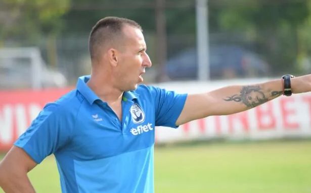 ФК Созопол загуби от Гигант Съединение с 0:1, но двубоят бе белязан от противоречиво съдийство, което не беше в полза на Созопол. "Вече заявихме, че ще подаде жалба срещу съдийството. Искам обаче да попитам защо записът от двубоя не бъде качен в платформата, ако всичко е наред?! Според мен няма и да бъде качен, защото всички знаят за какво става въпрос", коментира старши треньорът на "небесно-сините" Петър Кюмюрджиев. "Убеден съм, че имаше 1 милион процентова засада при техния гол. Освен останалите грешки в наш ущърб - дузпата, която не ни дадоха още в 5-ата минута. Ясно е откъде идват атаките срещу нас - има отбори, които не искат Созопол да бъде силен", добави още наставникът. "Иначе като игра съм изключително доволен. През второто полувреме тотално доминирахме, те не минаха центъра и добре, че беше страничният съдия да им зачете гола", каза още Кюмюрджиев.