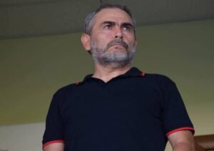 Изпълнителният директор на ФК Созопол, Румен Димов, изрази своя позиция по няколко казуса и проблеми в аматьорския футбол. Повод за това бе последното гостуване в Съединение, но не само, а въпроси, натрупани с години. „Ще направя предложение до всички упълномощени футболни комисии на БФС за промени в правилата за провеждане на първенства и турнири, както и дисциплинарните такива. В първия възможен момент да отпаднат съществуващите в момента точки за задължителното качване на видеозапис от футболната среща. Настоящите правила дават възможност за заобикаляне, за неспазване, за лъжливи оправдания от страна на отборите и за задължителните грозни КОМПРОМИСИ от различните комисии! В този момент видеозаписите трябва да се качват от домакините в рамките на 48 часа и т.н. Глобите в Трета лига са 125 лева, при последващо некачване следва удвояване и т.н. Но загубените точки на гостуващия отбор никой няма да върне, нали? А ако няма запис, значи нещо се е случило. Погледнете в Електронното Първенство и ще видите: некачествени записи - 90%; записи от по 36, 45, 70 минути; записи от телефони липсващи записи; записи качени след 72 и повече часа; ПАРОДИЯТА Е ОГРОМНА! ПЕЧЕЛЯТ ТАРИКАТИТЕ! Ако решите да се оплачете от организацията на мача, от решенията на съдиите, от липсата на повече от ЕДНА топка за игра, от скриване на децата, които връщат топките след гол от домакините и много други пародии в така наречения български аматьорски футбол, не може да го направите аргументирано! Защото липсва запис. Или ще бъде качен късно! Не можете да покажете всичко това, което искате да докажете! И или записът ще е лош, или не може да се види, защото е от телефон и т.н! Българинът е доказан тарикат и изобретателен! Ще измисли нещо, щом написаните правила го позволяват! Компромис след компромис, почти всичко в българския футбол е на базата на КОМПРОМИСИТЕ! ПРЕДЛОЖЕНИЕТО МИ Е ТОЧНО И ЯСНО! Преди началото на всяка среща делегатът и четвъртият съдия, попълвайки документите с подписите на служебно ангажираните лица от домакините, да включват ЗАДЪЛЖИТЕЛНО имената на ВИДЕООПЕРАТОРА С КАМЕРАТА, повтарям КАМЕРАТА, а не телефона! И неговия подпис! Ако няма осигурен такъв, мачът да не започва! Ако не, СЛУЖЕБНА ЗАГУБА ЗА ОТБОРА ДОМАКИН! Без глоби, без други измислени глупости - първи мач КОМПРОМИС с парична глоба и подобни - ГЛУПОСТИ! Ако за 9-10 домакинства в полусезон клубът не може да осигури по 60-70 лева на мач за видеооператор или 600-700 лева на полусезон, то какво прави този клуб в Трета лига! СТОП НА КОМПРОМИСИТЕ! КОМПРОМИСИТЕ СА НАЙ-ЛОШОТО ЗЛО В БЪЛГАРСКИЯ ФУТБОЛ!
