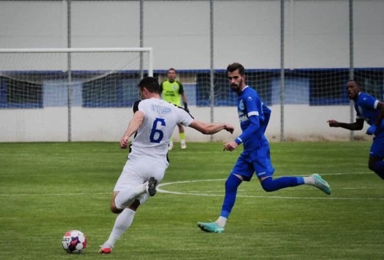 Черноморец Балчик постигна трудно извоювана победа с 1:0 над третия отбор на Лудогорец в мач от Североизточната Трета лига, игран на свой терен. Единственият гол в срещата бе дело на Мартин Петков, който се разписа в 93-ата минута. Домакините започнаха мача с много силна игра, докато Лудогорец беше добре организиран и създаде две опасни положения за гол. В края на първата част гостите останаха с 10 души на терена. Въпреки напрежението и пропуските, Черноморец Балчик продължи да търси победата до последния съдийски сигнал. Усилията на отбора бяха възнаградени с красив гол, който предизвика бурна радост както на терена, така и сред многобройните фенове по трибуните. “Мислите ни вече са насочени към гостуването на Доростол в Силистра. Съперникът е опитен и в отлична форма, след като спечели последните си два мача. Очаква ни ново сериозно изпитание, но вярваме, че ще покажем най-доброто от себе си”, каза за клубния сайт треньорът Ивайло Станчев. Треньорският щаб вероятно няма да може да разчита на нападателя Кристиян Евдокиев, който има проблеми с ахилесите. Участието на защитника Ивайло Минчев също остава под въпрос, след като получи разтежение при загрявката преди последния мач, но въпреки това взе участие в срещата.