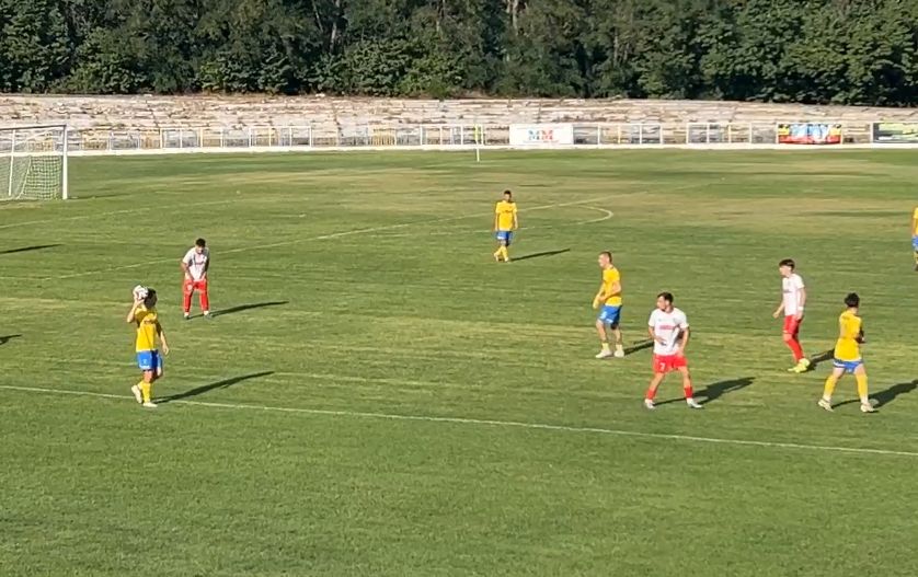 Отборът на Асеновец (Асеновград) допусна поражение с 1:3 при гостуването си на Димитровград в среща от 6-ия кръг на Югоизточната Трета лига. Старши треньорът на Асеновец, Манол Георгиев, се сблъска с кадрови проблеми преди мача. Той не можеше да разчита на опитния Славчо Шоколаров, а новото попълнение Атанас Зехиров остана на резервната скамейка. Първото полувреме предложи равностойна игра, но домакините успяха да поведат две минути преди почивката. След центриране и отиграване с гърди, футболист на Димитровград отправи точен удар, с който откри резултата. В 60-ата минута Асеновец изравни чрез Денис Гиведжов след впечатляващо изпълнение. Гиведжов пое топката отдясно на наказателното поле, премина навътре и с удар точно от линията на наказателното поле прати топката под гредата за 1:1. В 73-ата минута Димитровград получи право на изпълнение на дузпа след нарушение на Ангел Димитров срещу противников играч. Ситуацията остана спорна, тъй като изглеждаше, че атакуващият футболист пада преди Димитров да направи контакт. Димитър Алексиев реализира за 2:1 от бялата точка. В 79-ата минута домакините оформиха крайното 3:1. След атака по левия фланг и центриране в наказателното поле, топката достигна до задната греда, където играч на Димитровград я изпрати във вратата. Следващото изпитание за Асеновец е на 13 септември (събота), когато ще се изправят срещу Нефтохимик в Асеновград.
