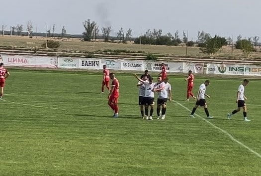 ФК Раковски завърши зрелищно наравно 3:3 с Розова долина (Казанлък) в мач от шестия кръг на Югоизточната Трета лига. След като в предишния си домакински мач тимът вкара 4 гола, но загуби с 4:5 от Гигант (Съединение), този път Раковски успя да прибави една точка към актива си и беше близо до трите. Играещият треньор Валери Домовчийски отново можа да разчита на завърналите се в състава футболисти - Денислав Куртев, Георги Загорчев, Доминик Дюлгерски, Стефан Попов и Любомир Романски, като някои от тях започнаха като титуляри. Още в 5-ата минута гостите от Казанлък поведоха с гол на Димитър Димитров. Доминик Дюлгерски обаче изравни резултата в 8-ата минута. В 25-ата минута ФК Раковски направи обрат благодарение на феноменален гол на Петър Атанасов, който пое топката в центъра на терена, напредна и с прехвърлящ удар я изпрати във вратата за 2:1. Само три минути по-късно гостите изравниха резултата отново за 2:2 след директно изпълнение на ъглов удар, а в 35-ата минута Розова долина направи своя обрат и поведе с 3:2. Капитанът Георги Загорчев изравни за 3:3 в 58-ата минута, след като получи асистенция от Петър Атанасов. Малко преди края на мача главният съдия изгони Ангел Чонков от ФК Раковски при спорна ситуация. Въпреки че играха с човек по-малко, отборът успя да задържи равенството. Състав на ФК Раковски: Милко Баданов, Марин Димитров, Ангел Чонков, Денислав Куртев, Атанас Найденов, Пламен Койрушки, Валентин Маджарски, Валери Домовчийски, Доминик Дюлгерски, Петър Атанасов, Георги Загорчев - капитан (Теодор Гишин, Кристиян Николов, Стефан Попов, Стефан Петков)