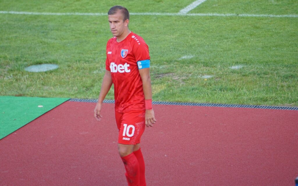 Струмска слава (Радомир) извоюва победа с 2:1 като гост на ОФК Костинброд в среща от шестия кръг на Югозападната Трета лига. След две поредни срещи без победа - загуба от Рилски спортист и последвалото равенство срещу Витоша (Бистрица), този път Славата успя да вземе трите точки при трудни условия, сред бурната подкрепа на ултрас феновете на домакините. За Костинброд това бе първа загуба у дома, след като досега успяха да победят Пирин Гоце Делчев и Пирин Разлог на същия терен. В началото на мача Костинброд бяха по-активните, като Вълчинов на два пъти застраши вратата, първо с удар в гредата, а после с опасен шут. Атаките на домакините продължиха, водени предимно от Крис Вълчинов. В 39-ата минута той бе съборен в наказателното поле на Славата и съдията отсъди дузпа. Вратарят на радомирци успя да спаси първоначалния удар, но при добавката Радослав Василев реализира за 1:0. През втората част Струмска слава повиши темпото и изравняването дойде логично. В 55-ата минута Любо Тодоров вкара за 1:1. В 80-ата минута капитанът на гостите Александър Аспарухов отбеляза за крайното 2:1 в полза на отбора, воден от Стефан Гошев. Аспарухов нанесе удар с външен фалц от ъгъла на наказателното поле, пращайки топката в сглобката на вратата и оставяйки вратаря на домакините безпомощен.