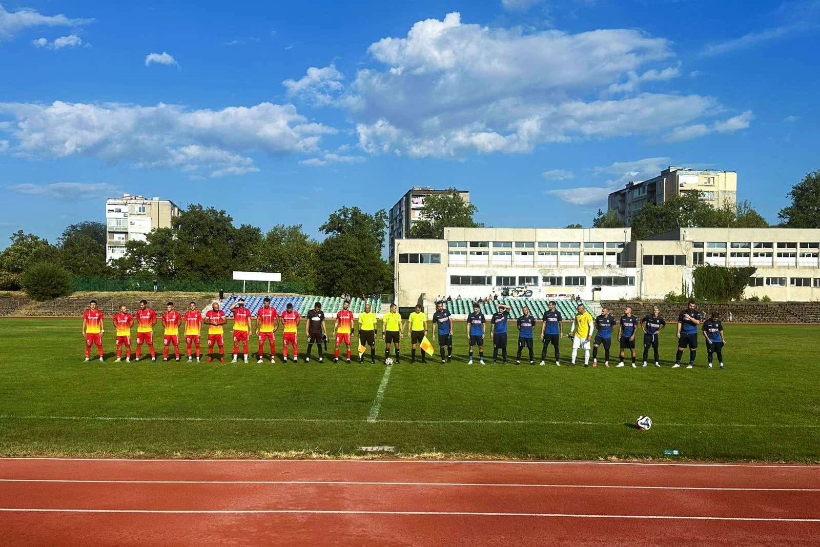 ФК Рилци постигна впечатляваща победа с 4:0 срещу Светкавица Търговище в гостуване в четвъртия кръг на Североизточната Трета лига. Срещата се проведе днес от 17 часа в Търговище. Диан Дианов отбеляза първия си гол за сезона още в петата минута. До края на първото полувреме Петър Кирилов увеличи преднината. През втората част отборът на гостуващите от Добрич добави още два гола, дело на Гюрсел Гюрсел в 70-ата минута и Венцислав Василев в 85-ата. След поредица от пропуски и три загуби в началото на сезона без отбелязан гол, тимът на Валентин Пейчев заслужено спечели първата си победа за сезон 2025/26. Старши треньорът на тима сподели след мача: "Имахме и още шансове за гол, но важното е, че този път положенията влязоха. Ествествено, че съм доволен от победата. Малко припряни бяха играчите, защото след 3 загуби имаше напрежение, но вече се успокоихме. Много по-добре стояхме." В следващия кръг ФК Рилци ще приеме Черноломец (Попово) на свой терен. Мачът ще се състои в събота, 13-ти септември от 17 часа.