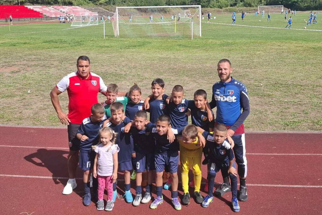 Част от най-младите таланти в Детско-юношеската школа на Струмска слава (Радомир), родени през 2016 година, взеха участие в турнира "Берковица Къп". Младите ни футболисти се изправиха срещу връстници от различни отбори, демонстрирайки вълнуващи мачове, в които изявиха изключително желание и талант. Разбира се, не всички моменти бяха лесни - те се сблъскаха и с трудни ситуации, които изискаха решителност, но именно тези предизвикателства предоставят ценен опит и изграждат характер. Най-важното е не резултатите или класирането, а това, че тези турнири и мачове продължават да вдъхновяват децата да се развиват и да обичат играта. Турнирът бе истински урок за тях – урок по постоянство, работа в екип и спортен дух. Благодарим на всички треньори, деца и техните родители за постоянството и търпението. Бъдещето е пред вас.