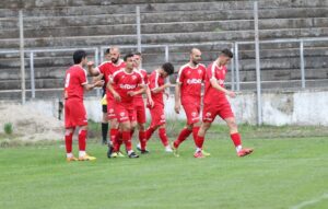 ФК Банско постигна трудна победа с 1:0 като гости срещу дублиращия отбор на Славия в мач от 6-ия кръг на Югозападната Трета лига. Единственото попадение в срещата реализира Георги Фикийн, който влезе от резервната скамейка и отбеляза от дузпа в 64-ата минута. В този мач опитният нападател Влади Златинов започна като титуляр, след като доскоро имаше здравословни проблеми. В игра като титуляр стартира и най-новото попълнение Любомир Христов, който зае позиция в средата на терена. За Банско това е първият успех като гост от началото на сезона и първи след две последователни загуби с 2:3 от Кюстендил и дубъла на Септември София. Следващият двубой на отбора е насрочен за 13 септември от 17:00 часа на стадион "Свети Петър" в Банско срещу Сливнишки герой.