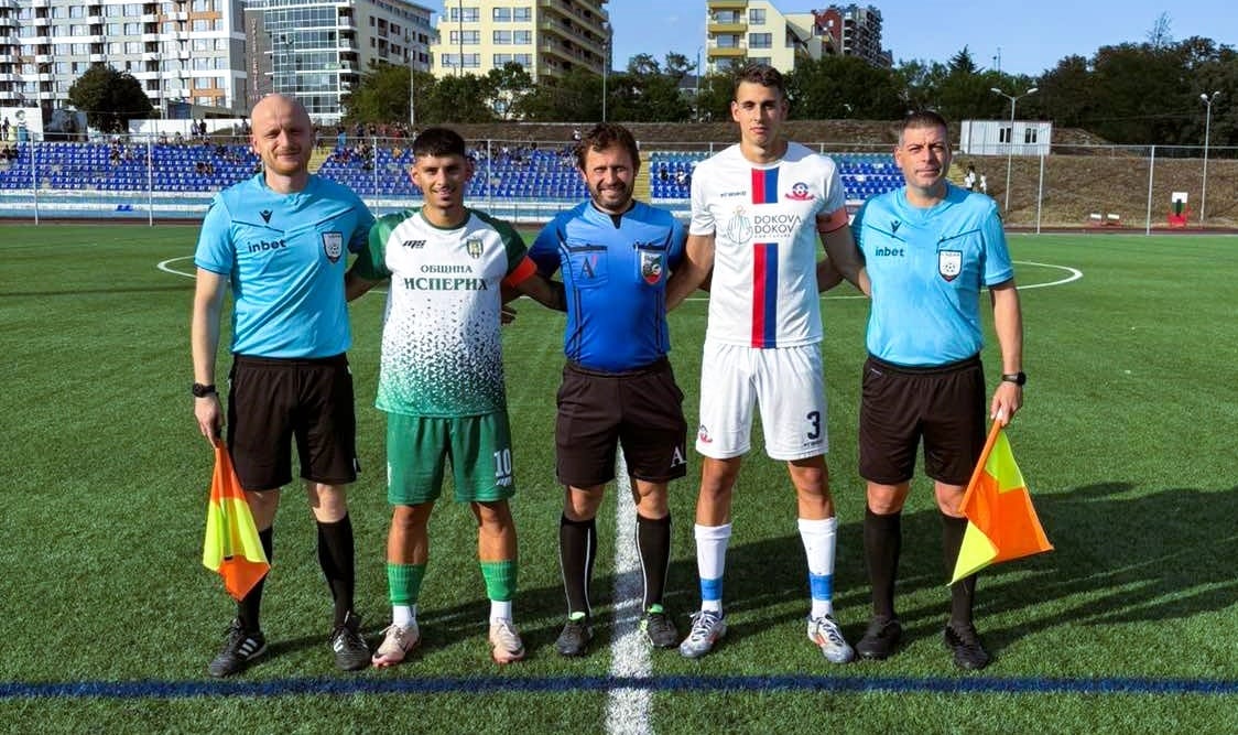 Олимпик (Варна) завърши наравно 3:3 в домакинството си на Фратрия II (Бенковски). Двубоят от четвъртия кръг на Североизточната Трета лига се изигра по-рано днес на стадион "Локомотив" във Варна. Домакините пропуснаха куп положения и накрая трябваше да се спасяват от загуба с две късни попадения. Мачът започна с два големи пропуска на Александър Гроздев, който от близка дистанция стреля право в противниковия вратар. Гостите поведоха след контраатака и силен удар от дъгата в долния десен ъгъл. Веднага след подновяването на играта се стигна до грешка в отбраната на Олимпик и Фратрия поведе с 2:0. Последвалият натиск даде резултат и малко преди почивката Гроздев намали изоставането на своя тим, реализирайки дузпа. Началото на второто полувреме беше копие на първата част. Абсолютно чисти ситуации пропиляха Момчил Радев и Гроздев. При следващата контраатака на гостите топката попадна в техен играч след рикошет и той не сбърка за 1:3. Пропуските пред вратата на Фратрия не спряха, като домакините дори удариха веднъж и гредата. В 80-ата минута за удар без топката беше изгонен играч на Фратрия II. С оглед численото предимство варненци увеличиха още повече натиска, но Радев и Гроздев с глава направиха нови пропуски. Все пак в 88-ата минута Михаел Николов вкара за 2:3, след като беше изведе нсам срещу вратаря. В последната минута на редовното време Тодор Колев засече топката за глава за 3:3 и донесе точката за своя тим. Олимпик имаше и шанс да стигне до пълния обрат. Владислав Георгиев остана непокрит на далечната греда, но се засуети и не успя да вкара четвърти гол за домакините. "Играчите показаха характер накрая и успяхме да стигнем до равенството. С оглед изпуснатите ситуации, можехме да спечелим срещата. Но с оглед развитието на двубоя, успяхме да се измъкнем. В първите три мача, взети заедно, нямахме толкова много пропуски, но когато топката реши да не влиза, не влиза.", сподели след мача един от треньорите в тима и член на управителния съвет Диан Генчев. В следващия кръг Олимпик гостува на лидера Черноморец (Балчик) в събота, 13-ти септември, от 17:00 часа.