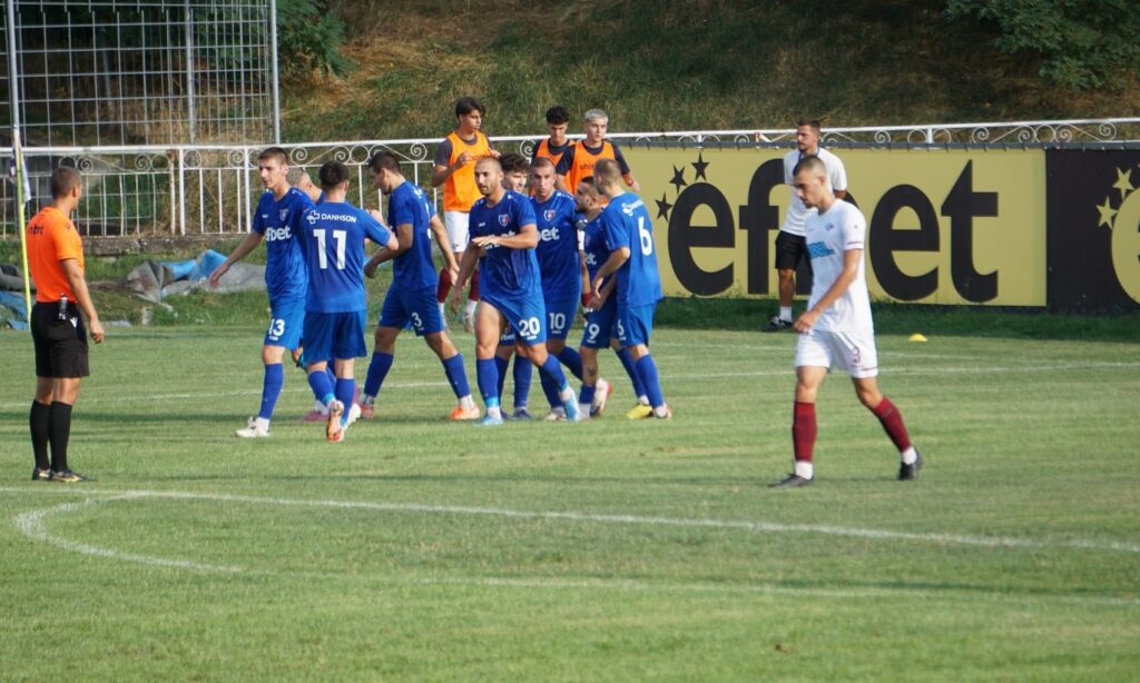 Отборът на Струмска слава (Радомир) постигна убедителна победа с 4:1 срещу дублиращия тим на Септември (София) в среща от 7-ия кръг на Югозападната Трета лига. Капитанът Александър Аспарухов се отличи с хеттрик, докато Чавдар Христов добави още едно попадение за успеха. След тази победа Струмска слава оглави класирането с 16 точки, изпреварвайки с 1 точка Рилски спортист и ФК Кюстендил. В сряда, 17 септември, радомирският отбор гостува в Кюстендил в мач от междинния 8-ми кръг на шампионата. Николай Архангелов, последното ново попълнение, направи своя дебют като титуляр в срещата. Домакините откриха резултата едва в 42-ата минута. След изпълнение на корнер, гостите не успяха да се защитят ефективно, а Мицаков намери Чавдар Христов, който продължи към Александър Аспарухов и той отбеляза за 1:0. В 54-ата минута резултатът стана 2:0 след точно изпълнена дузпа от Аспарухов. Гостите успяха да намалят изоставането си след попадение на Никола Ангелов. В 61-ата минута Димитър Савов подаде добре на Чавдар Христов, който остана сам срещу вратаря на гостите и реализира за 3:1. Крайният резултат 4:1 оформи отново Аспарухов, който след върната топка в половината на столичани, открадна топката, напредна и реализира своя хеттрик. СТРУМСКА СЛАВА: 12. Йордан Димитров, 14. Димитър Савов (33. Светослав Тасев), 3. Димитър Митов, 13. Георги Мариянов, 20. Денислав Мицаков, 6. Николай Архангелов (15. Деян Осман), 11. Милен Войнов (17. Емилиан Петров), 9. Любомир Тодоров, 16. Алекс Дамянов (19. Виктор Стойков), 22. Чавдар Христов (7. Дейвид Джоров), 10. Александър Аспарухов (1. Кирил Дерлипански, 99. Симеон Симеонов, 7. Дейвид Джоров, 15. Деян Осман, 17. Емилиан Петров, 19. Виктор Стойков, 33. Светослав Тасев)