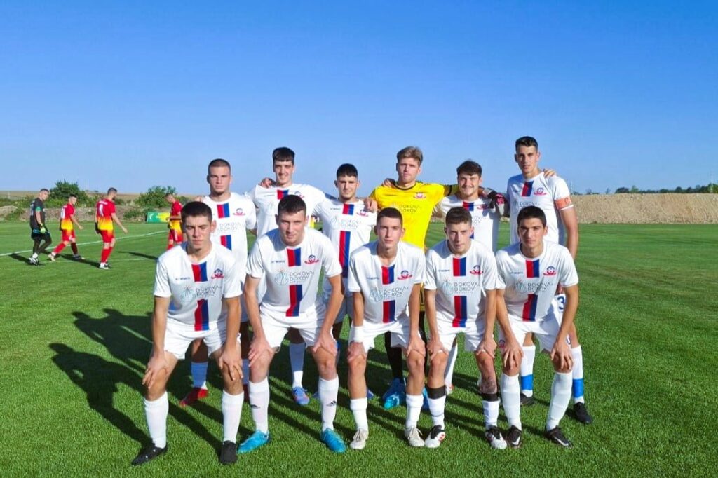 Олимпик (Варна) претърпя загуба в гостуването си на Черноморец (Балчик) в мач от петия кръг на Североизточната Трета лига. Въпреки тактическата си дисциплина и борбеността, новаците загубиха с 1:4, въпреки че пропуснаха отлични възможности за гол при резултат 1:1. Домакините започнаха по-добре през първото полувреме, като предимно отправяха далечни удари и много центрирания. Едно от тях се увенча с успех, когато Мартин Янакиев прати топката в мрежата на Олимпик, откривайки резултата на 1:0. Въпреки това, в следващата атака Александър Гроздев успя да изравни резултата с красив гол с глава след центриране от ъглов удар. Първото полувреме завърши при резултат 1:1. През втората част варненци пропуснаха три чисти положения. Те не успяха да завършат контраатаките си с гол, а в 78-ата минута бе отсъдена съмнителна дузпа в полза на балчиклии, която Иван Томов превърна в гол, давайки ново предимство на Черноморец. До края на мача младите играчи на Олимпик допуснаха още два гола - първо Николай Трифонов покачи на 3:1, а след това Томов отново реализира наказателен удар, оформяйки крайния резултат. "Смея да твърдя, че до 71-72 минута бяхме по-добри от тях през второто полувреме. Това е най-силното ни полувреме, откакто започнахме сезона в Трета лига. Резултатът е нереален като цифрово изражение. Получи се коректен, здрав мач, в който отношението на съперника беше страхотно. Но не е нормално да се свирят такива дузпи за отборите в челото. За мен нямаше контакт в тази ситуация. Ние стояхме добре, но тази дузпа малко наклони везните в полза на Черноморец. Пак казвам, няма нужда от такава помощ, защото тимът си е силен. В никакъв случай домакините не са виновни за това. Доволни сме от интензитета и качеството на срещата. Лошото е големият резултат в края, но трябва да се учим от грешките си. Сега продължаваме напред и чакаме следващия мач.", сподели за двубоя един от треньорите на Олимпик и член на управителния съвет Диан Генчев. В шестия кръг Олимпик (Варна) ще приеме Черно море II (Варна).