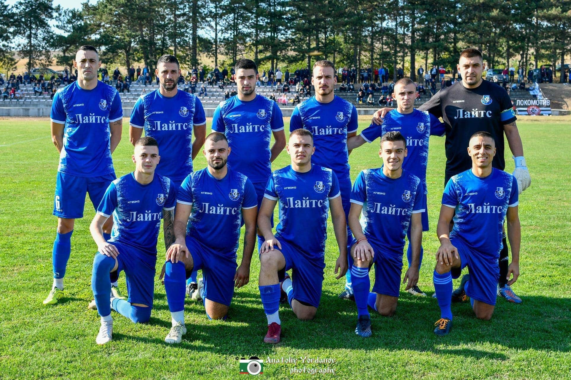 Янтра Полски Тръмбеш постигна равенство 2:2 в домакинството на Локомотив Мездра в двубой от 4-ия кръг на Северозападната Трета лига. За тима два пъти се разписа 17-годишният Рашко Йорданов. "Техните голове станаха от наши индивидуални грешки. Нещо, което вече се превръща в тенденция през този сезон. И двата им гола бяха след грешки на нашия вратар. И той е млад, на 17 години, това повлия. Ако ги нямаше тези грешки, сега щяхме да сме в челото, защото загубихме много точки по този начин. Но като цяло играем добре и нещата ще се получават все по-качествено в следващите седмици", уверени са от треньорския щаб на Янтра ПТ. Клубът няма да играе мач през идния уикенд поради участието на петима от играчите си в отбор по минифутбол, който ще се състезава в Шампионската лига на базата в квартал Бояна в София в следващите дни. Така срещата с Академик Свищов все още няма определена дата. На 27-и септември Янтра ПТ ще се изправи срещу Ком Берковица в двубой от шестия кръг на шампионата.