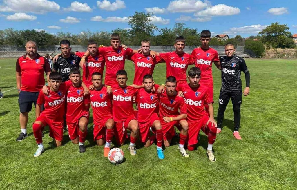 Отборите от Детско-юношеската школа на Струмска слава (Радомир) постигнаха отлични резултати през изминалия уикенд. Юношите старша възраст се наложиха над Марек (Дупница) с 1:0 в сблъсък от Зона Кюстендил. Така отборът вече има една победа и една загуба от началото на сезона, а в 3-ия кръг ще домакинства на Беласица (Петрич) в неделя (21 септември). Футболистите, родени през 2014 година (Футбол 9), взеха победа срещу ФК Кюстендил. Набор 2015 демонстрира впечатляваща комбинационна игра, постигайки убедителна победа над Риал Ковачевци. Футболистите родени през 2016 година се наложиха успешно над Марек след много силна игра. Поздравления на всички играчи, треньори и родители за старанието и усилията.