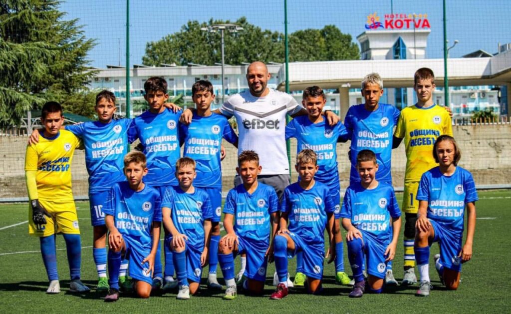 Отборите от детско-юношеската школа на ОФК Несебър започнаха новия състезателен сезон. Родените през 2013 година, водени от старши треньора Любомир Божинов, завършиха 2:2 срещу Звезденбург след равностоен и оспорван мач. Съставът от набор 2015 с треньор Даниел Бенчев демонстрира офанзивна мощ и победи Звездичка в резултатен двубой – 8:4. Още по-категорични бяха децата от набор 2016. Отборът на Трайо Грозев не остави шансове на Свети Влас и се наложи убедително с 8:0. Началото е повече от обещаващо за школата на „делфините“, която вече заяви амбиции за силен сезон с две победи и едно равенство в първия кръг, както и общо 18 отбелязани гола в три мача.