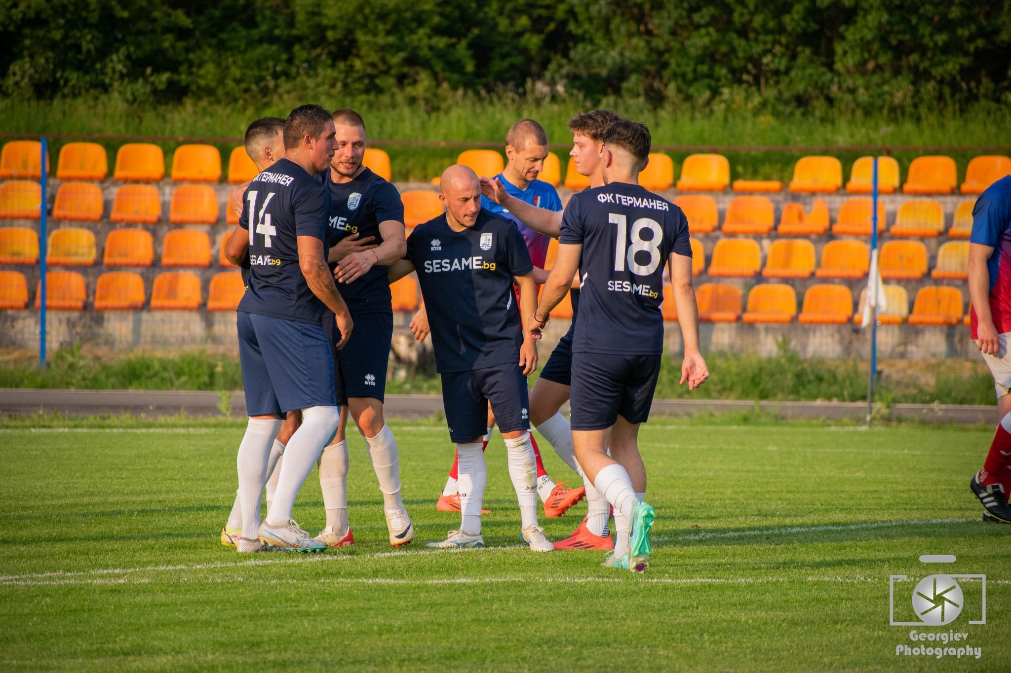 Германея (Сапарева баня) завърши наравно 1:1 като гост на дублиращия отбор на Славия в мач от междинния 8 кръг на Югозападната трета лига. Представянето на Германея като гост от началото на сезона продължава да бъде значително по-добро, като в първите четири гостувания от началото на шампионата тимът вече има три равенства. Първите две равенства бяха срещу традиционно силните отбори на Балкан (Ботевград) и Витоша (Бистрица). Дублиращият състав на Славия успя да излезе напред в резултата, но Роби Атанасов изравни чрез дузпа. При този резултат двата отбора се оттеглиха на полувремето. През втората част съдията отмени гол на Германея, като отсъди нарушение в полза на домакините от Славия. След спечелената точка, Германея вече има три точки от началото на сезона, след три равенства и пет загуби. В следващия кръг отборът ще бъде домакин на Сливнишки герой, като мачът ще се проведе в събота от 17:00 часа в Сапарева баня.
