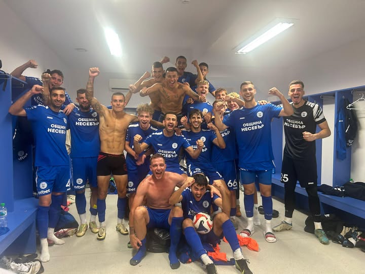 ОФК Несебър извоюва победа над Созопол с 2:1 в регионалното дерби от осмия кръг в Югоизточната трета лига. Това е шестият пореден успех за отбора, воден от старши треньора Мирослав Косев. След този триумф ОФК Несебър се приближи на една точка от временния лидер Марица Пловдив във временното класиране. Кристиян Парашкевов отбеляза своя пореден гол от началото на сезона, намирайки мрежата в 12-ата минута. Димитър Жеков изравни за Созопол в 24-ата минута. Драмата беше пълна, като Несебър постигна успеха в 97-ата минута след попадение на Иван Колев.