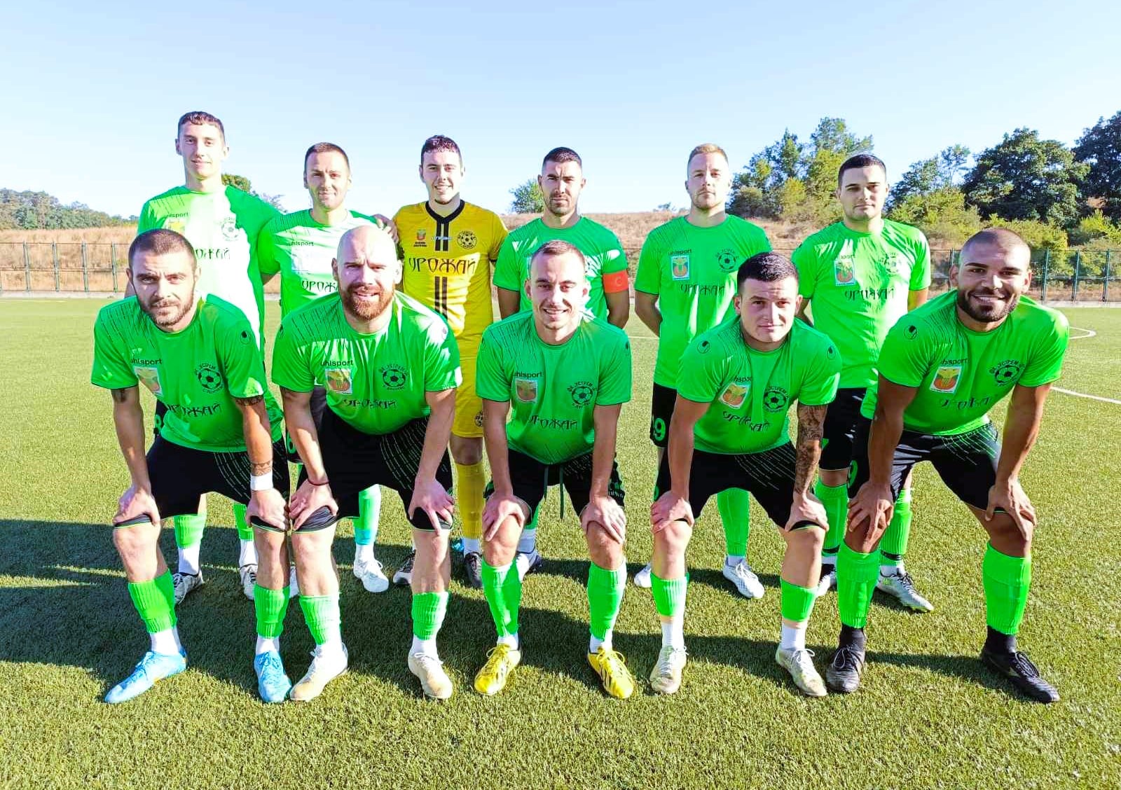 Устрем (Дончево) постигна убедителна победа с 4:1 срещу новака СФК Светкавица 2014 (Търговище). Тимът на Димитър Димитров триумфира в домакинския си мач от шестия кръг на Североизточната Трета лига и вече се намира в челните позиции на класирането. До 30-ата минута мачът се развиваше равностойно, като и двата отбора създадоха по една добра възможност. В 32-рата минута Виктор Христов изведе домакините напред, отбелязвайки с глава след отлично подаване на Дамян Петров. Четири минути по-късно Христов вкара втория си гол след асистенция на Иван Цачев. Самият Цачев направи резултата 3:0 от дузпа в края на първото полувреме, след като Виктор Христов беше фаулиран в наказателното поле. През второто полувреме домакините играха по-консервативно и се прибраха в своята половина, за да оставят повече пространство за контраатаки. Това даде възможност на Христов да оформи хеттрика си в 80-ата минута. В края на мача гостите от Търговище върнаха един гол, с който оформиха крайният резултат. "Получи се спокоен мач с 1 или 2 жълти картона. Съперникът не е лош, но нашите положения влязоха. Добре изиграхме мача. Оценявам представянето ни добре, но тези мачове трябва да ги взимаме. Наясно бяхме, че с Тервел и Балчик ще е много трудно. Сега вече всички гледат на нас с други очи. Искаме да минем границата от 25 точки на полусезона. Това съм си заложил като идея.", сподели след мача старши треньорът на победителите Димитър Димитров. В следващия кръг ФК Устрем гостува на Ботев (Нови пазар). Двубоят в Каспичан е в събота, 20 септември, от 17 часа. "Чакат ни два трудни мача. Ботев Нови пазар си е домакински отбор, нищо че домакинства в Каспичан. Днес също не беше лесен двубой. При 0:0 гостите имаха добра ситуацията и, ако я бяха реализирали, щеше да стане друг мач. Светкавица е добър отбор, така че ще е трудно за съперниците им.", добави Димитров.