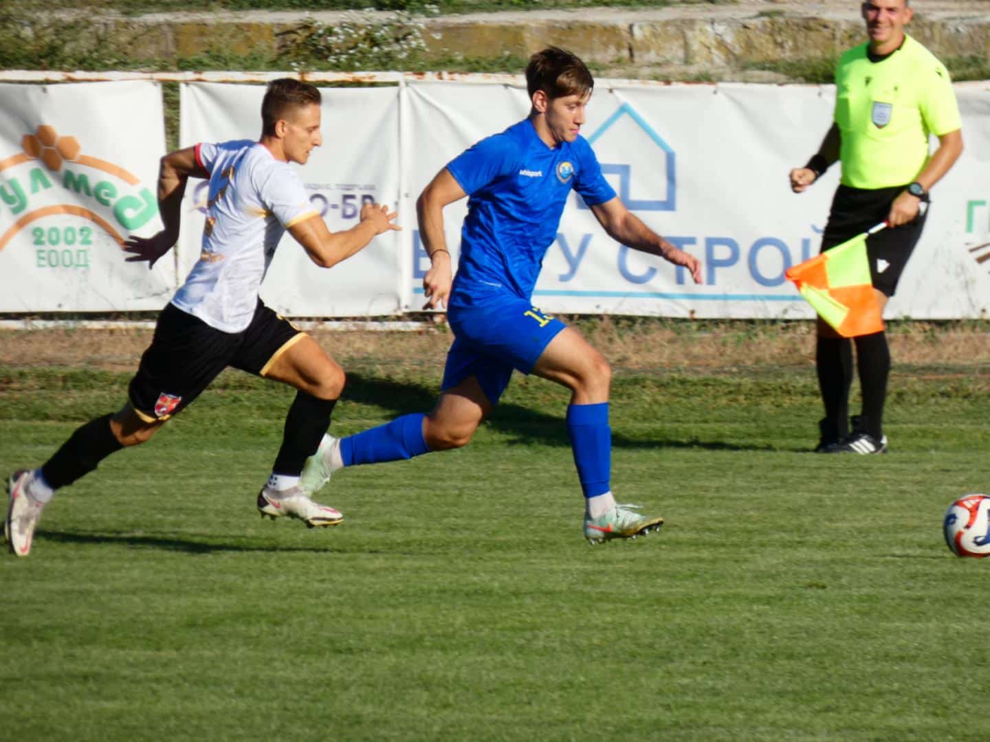 ФК Раковски претърпя драматична загуба с 2:3 от временния лидер на Югоизточната Трета лига - Марица (Пловдив). Играчите на играещия треньор Валери Домовчийски отново демонстрираха качествен футбол и голямо желание, но за пореден път не успяха да постигнат повече от почетна загуба. Този път решаващ се оказа дузпа за гостите в 88-ата минута, която позволи на пловдивчани да извоюват победата. По-рано в мача, Марица поведе с 1:0 след гол на Олджай Алиев в 25-ата минута. Минута преди края на първото полувреме, Петър Атанасов се оказа сам срещу вратаря на гостите, Петър Начев. Светлозар Джуров го фаулира и получи директен червен картон, но от последвалия свободен удар, топката удари стената. В началото на второто полувреме, Марица удвои преднината си след гол на Веселин Марчев. Тогава започнаха минутите на домакините от ФК Раковски. В 63-ата минута, Стефан Петков върна един гол за 1:2, а в 70-ата минута Петър Атанасов реализира красиво прехвърлящо попадение за изравняване - 2:2. В 83-ата минута, Стефан Петков също бе отстранен от игра и така паритетът на терена бе възстановен. Така се стигна до 88-ата минута, когато съдията отсъди дузпа за Марица, която Георги Трифонов превърна в победен гол за крайното 3:2.
