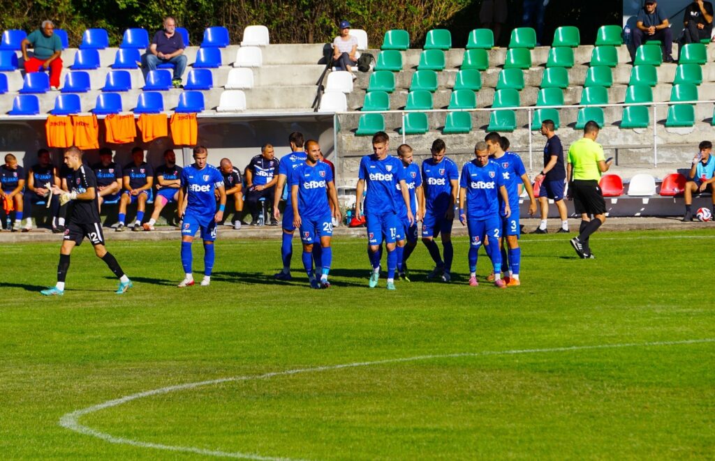 Струмска слава (Радомир) постигна победа с 3:2 като домакин срещу дублиращия отбор на Славия в мач от 9-ия кръг на Югозападната Трета лига. Радомирци се върнаха на победния път, след като в предишния кръг загубиха с 0:3 при гостуването си на Рилски спортист в Самоков. Два гола за успеха отбеляза капитанът Александър Аспарухов, а един добави Дейвид Джоров. Гостите от Славия откриха резултата в 22-рата минута с гол на Николай Миков. В 35-ата минута Джоров изравни за 1:1. Минута преди края на полувремето Аспарухов направи обрата факт. Николай Архангелов намери отлично нападателя и той отбеляза за 2:1. Второто полувреме започна с добра възможност, но Денислав Мицаков, останал сам срещу вратаря на белите, не успя да отбележи. В 65-ата минута отново Александър Аспарухов бе точен за успокоителното 3:1. В добавеното време гостите отново показаха зъби, като намалиха на 2:3 с гол на Михаил Ценов. СТРУМСКА СЛАВА: 12. Йордан Димитров, 14. Димитър Савов (17. Емилиан Петров), 3. Димитър Митов, 13. Георги Мариянов, 19. Виктор Стойков, 6. Николай Арахангелов (9. Любомир Тодоров), 11. Милен Войнов (15. Деян Осман), 20. Денислав Мицаков, 7. Дейвид Джоров (33. Светослав Тасев)22. Чавдар Христов (5. Мартин Костов), 10. Александър Аспарухов Резерви: (1. Кирил Дерлипански, 99. Симеон Симеонов, 5. Мартин Костов, 9. Любомир Тодоров, 15. Деян Осман, 16. Алекс Дамянов, 17. Емилиан Петров, 33. Светослав Тасев)