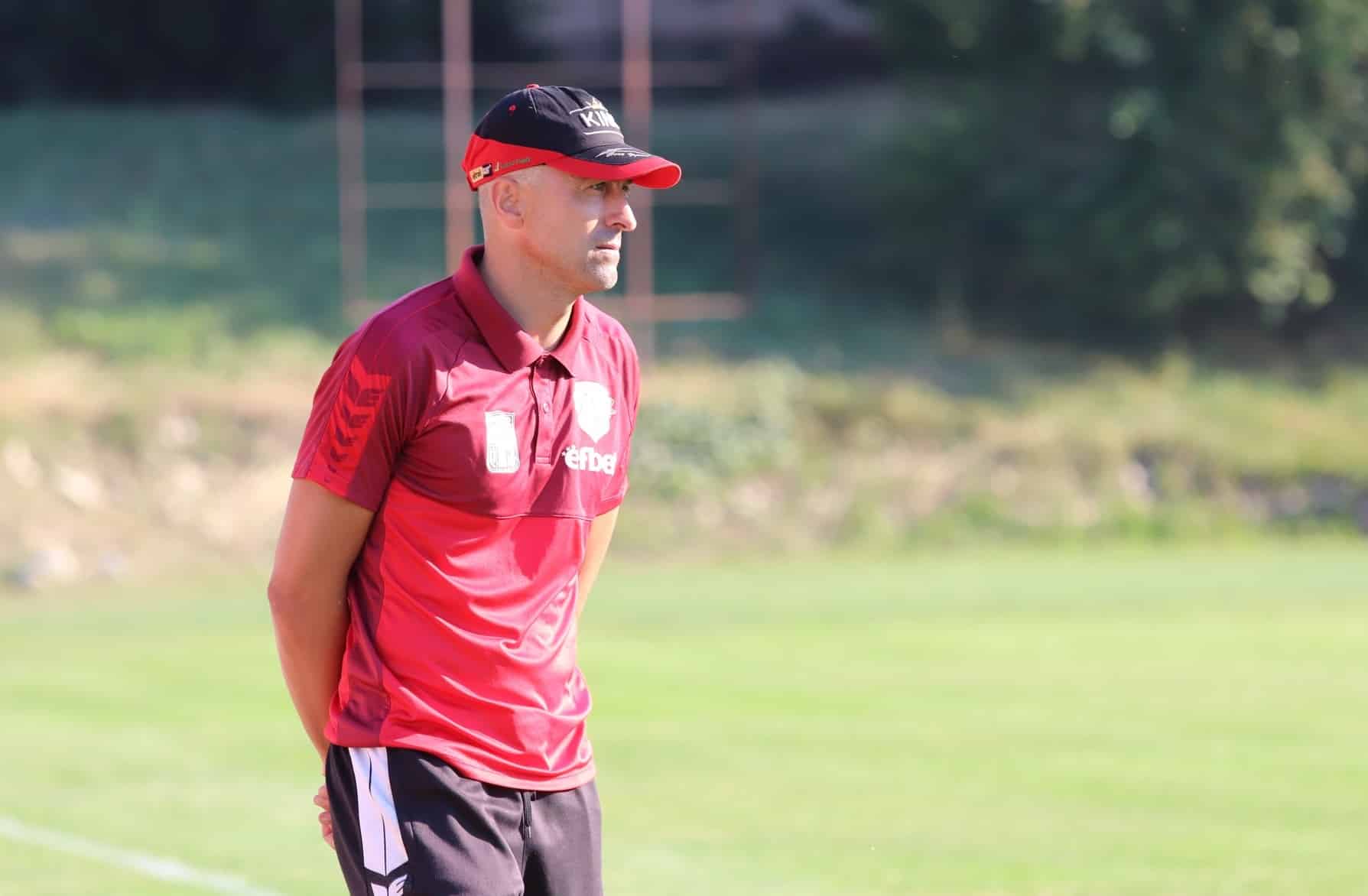 ФК Банско завърши наравно 0:0 в домакинския си мач срещу дублиращия отбор на Левски (София). Това бе четвъртата поредна среща за "козлите" без загуба, но същевременно и второто поредно нулево равенство, след като завършиха 0:0 срещу Септември (Симитли) в предишния кръг. "Мач, в който го нямаше заряда, който показвахме в някои от двубоите от началото на сезона. Като цяло се справихме в защита и в халфовата линия, но в атака ни липсваше концентрация и агресия - изпуснахме доста чисти ситуации, които вкарвахме допреди 2-3 кръга", коментира старшията на Банско Борислав Хазуров. "Трябва да се подобрим в тази насока. Не съм доволен от точката, защото Банско винаги играе за победа, а и като се има предвид, че сме домакини, резултатът не е ОК", добави наставникът. Следващата среща на Банско е гостуване на ЦСКА III (София) следващата събота (27 септември) от 17:00 часа.